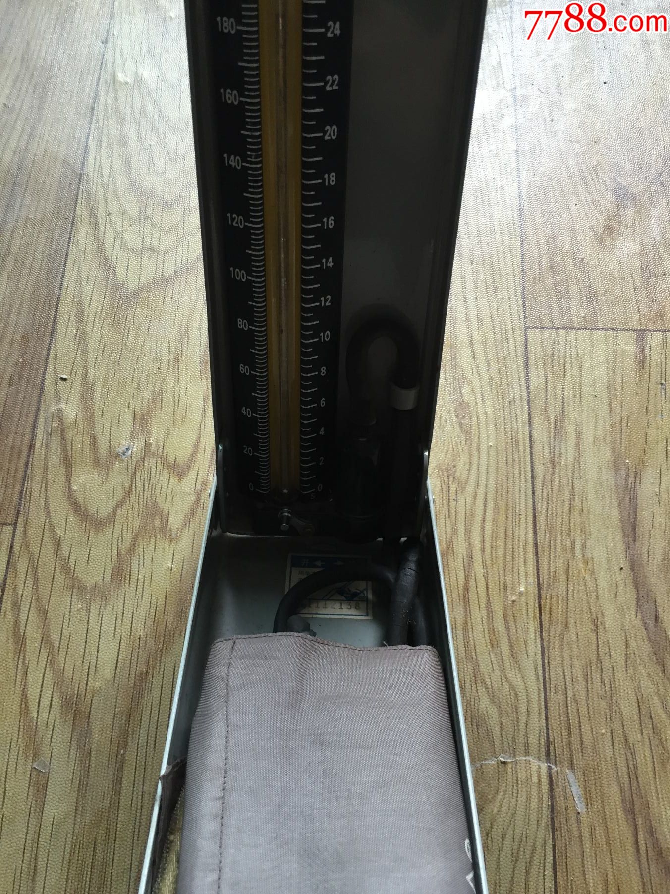 血压计金属盒子老血压计品如图