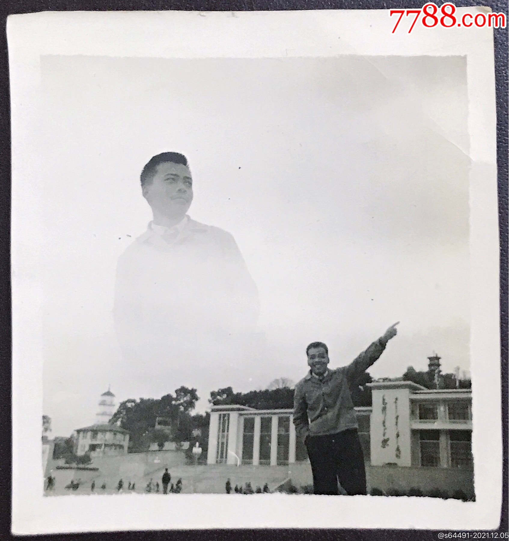 福州五一广场,文革青年艺术照(白塔,乌塔清晰可见)