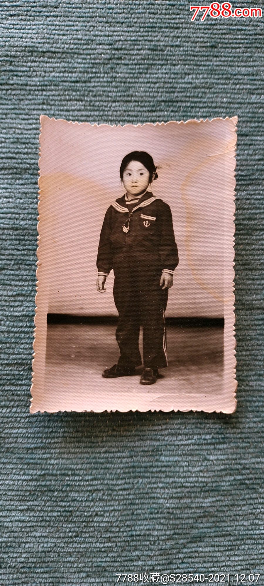 穿水兵服的小女孩