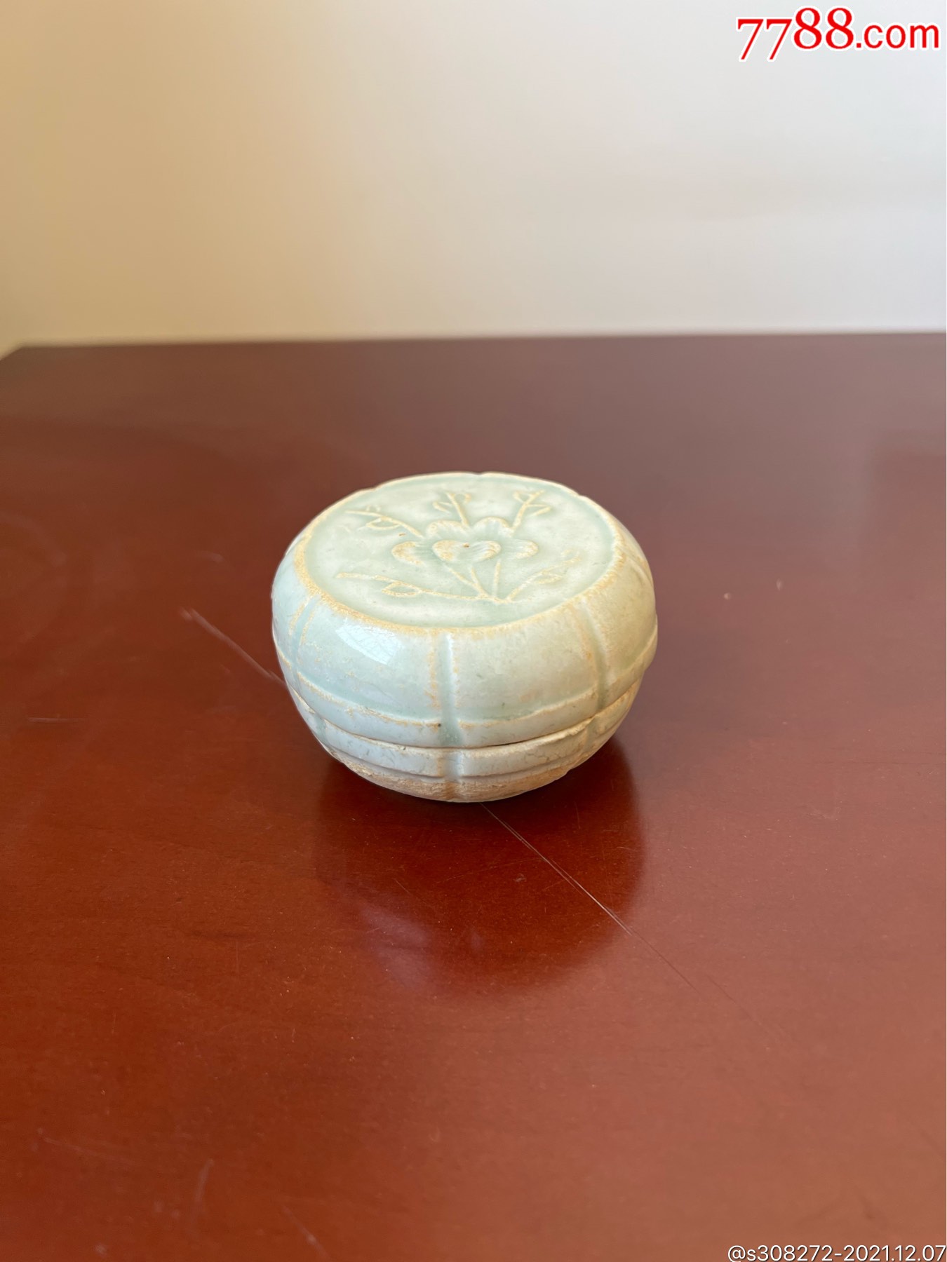 宋代青白瓷印花粉盒