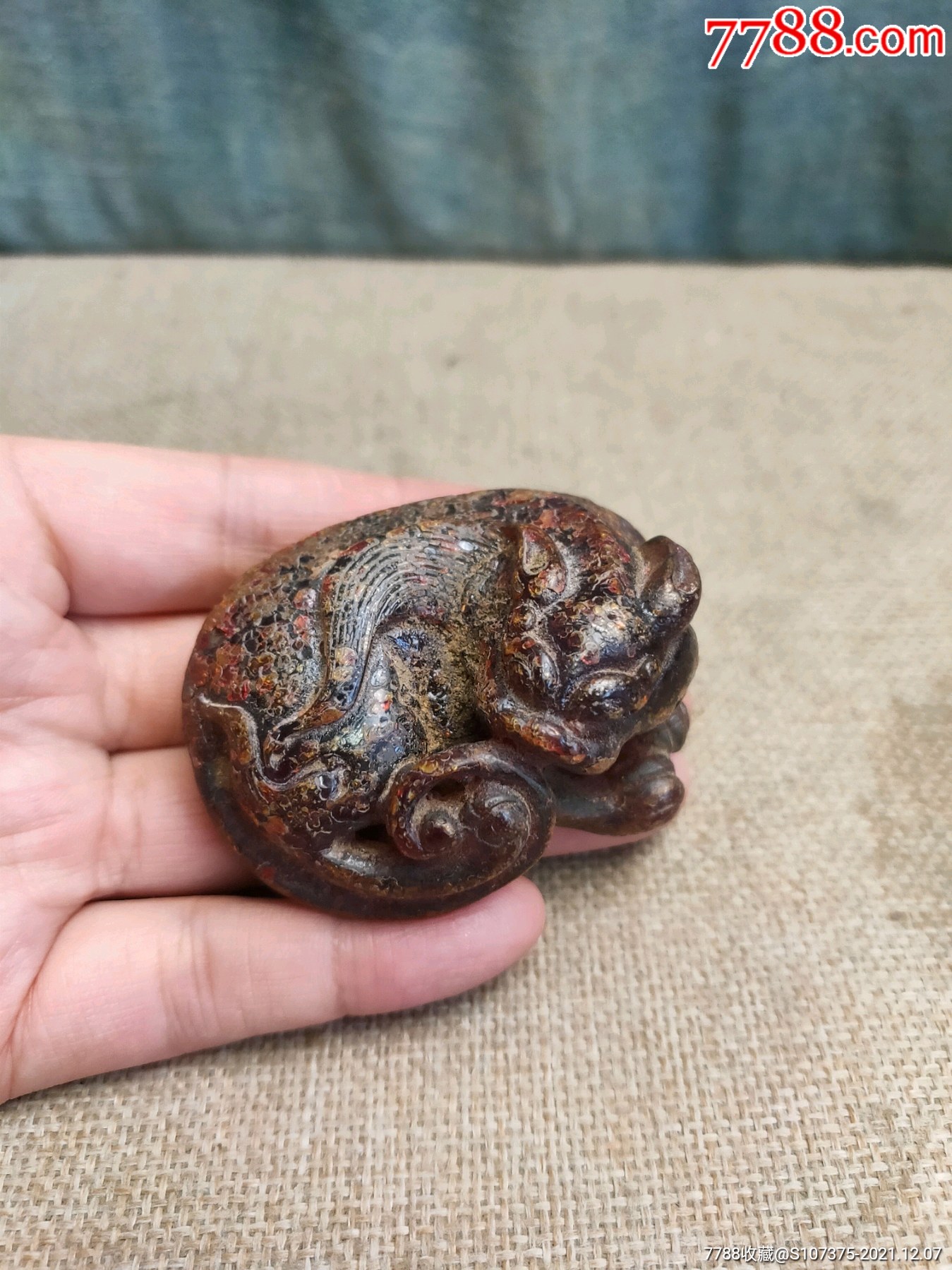 千年老琥珀把件雕刻瑞兽开片包浆好完整