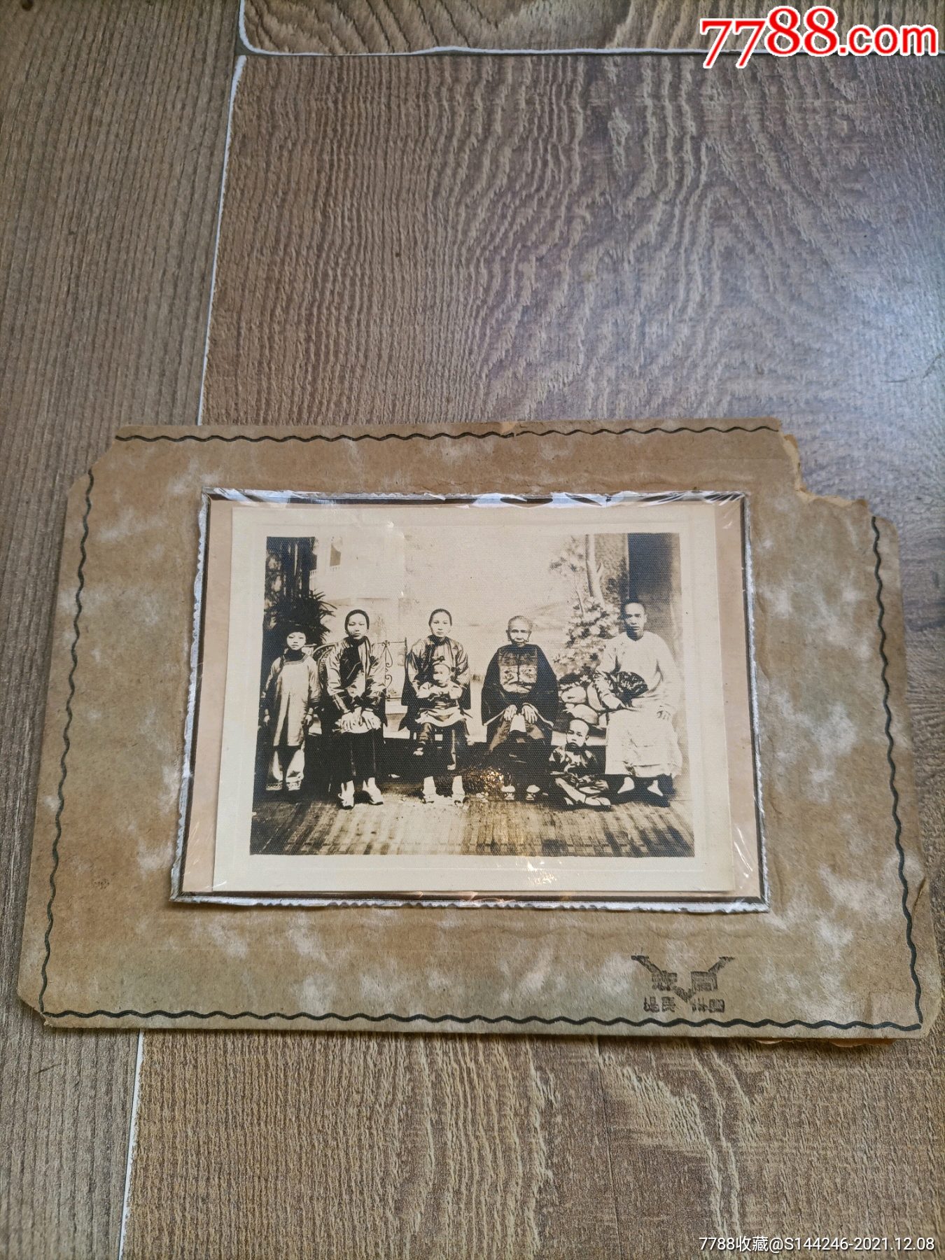 十分好,外国就是懂得保护,尺寸见图,品相一流简介:小型合影照,清朝