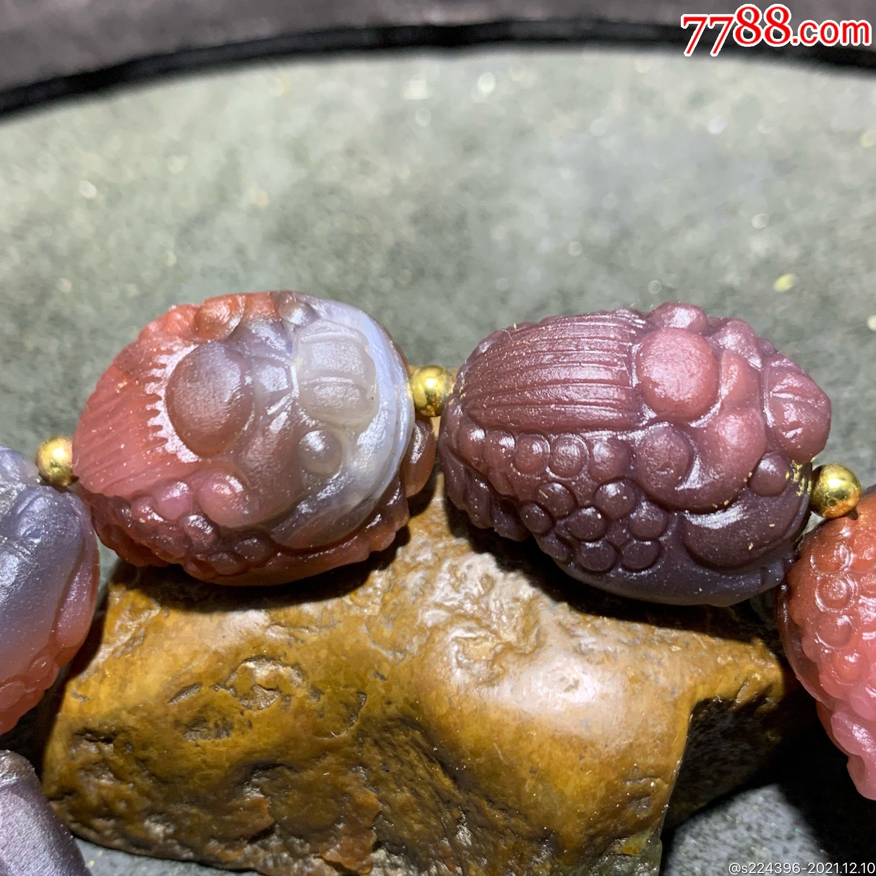 精美非红玛瑙雕刻招财三足金蟾手串一条