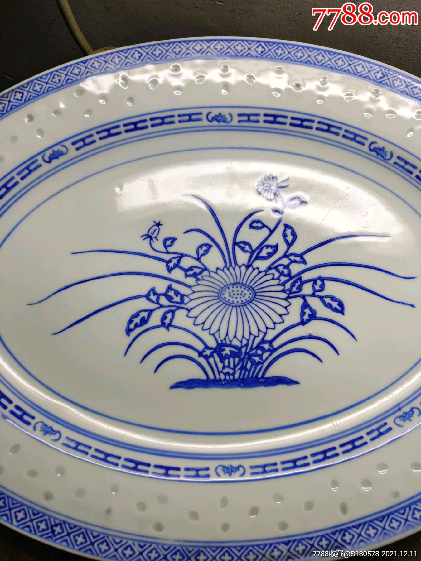 八十年代长362厘米米字工字蝙蝠纹边饰大兰花图青花玲珑特大长盘一个