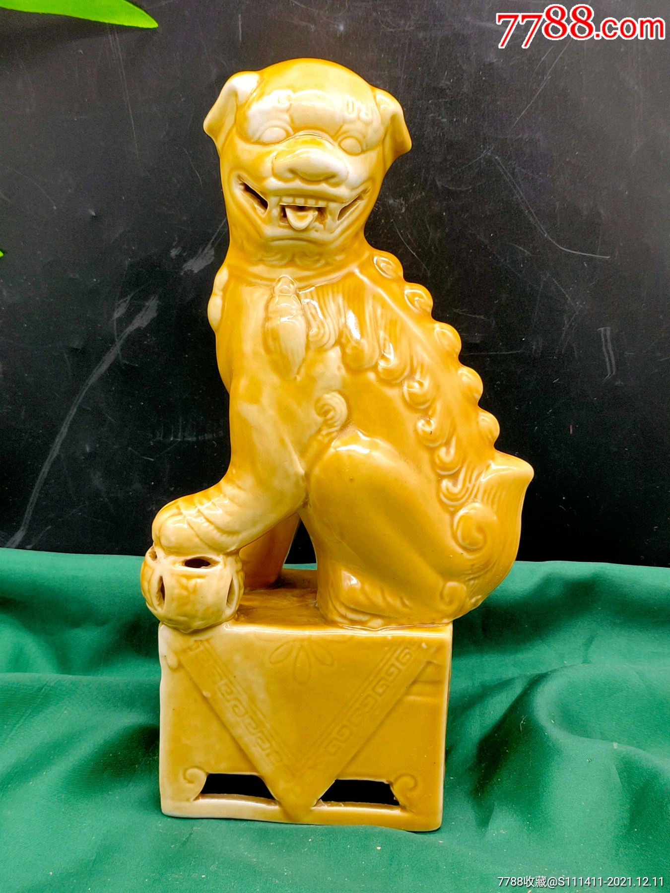 民国黄釉瓷器狮子摆件