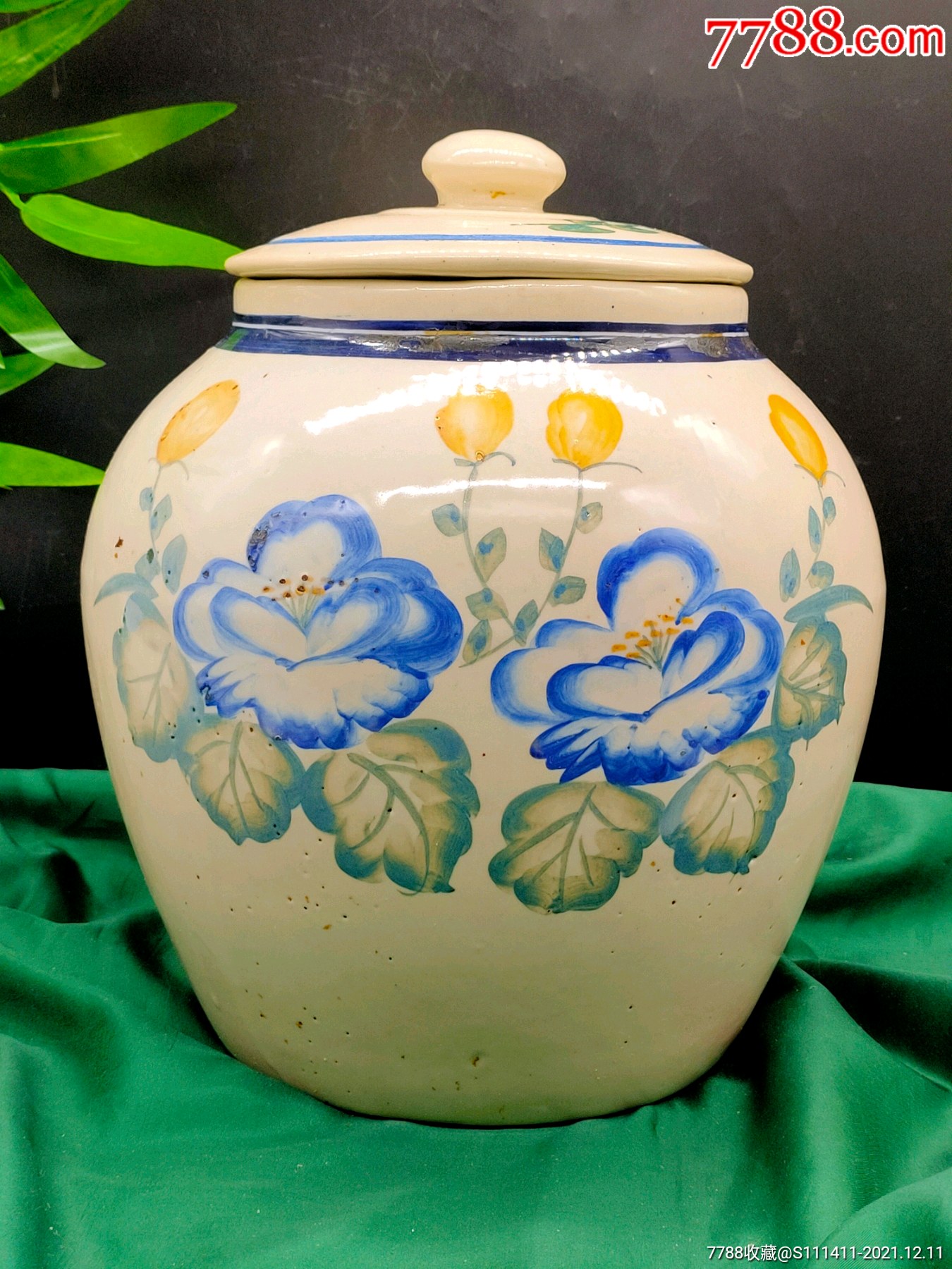 建国初期手绘花卉釉下彩瓷器盖罐