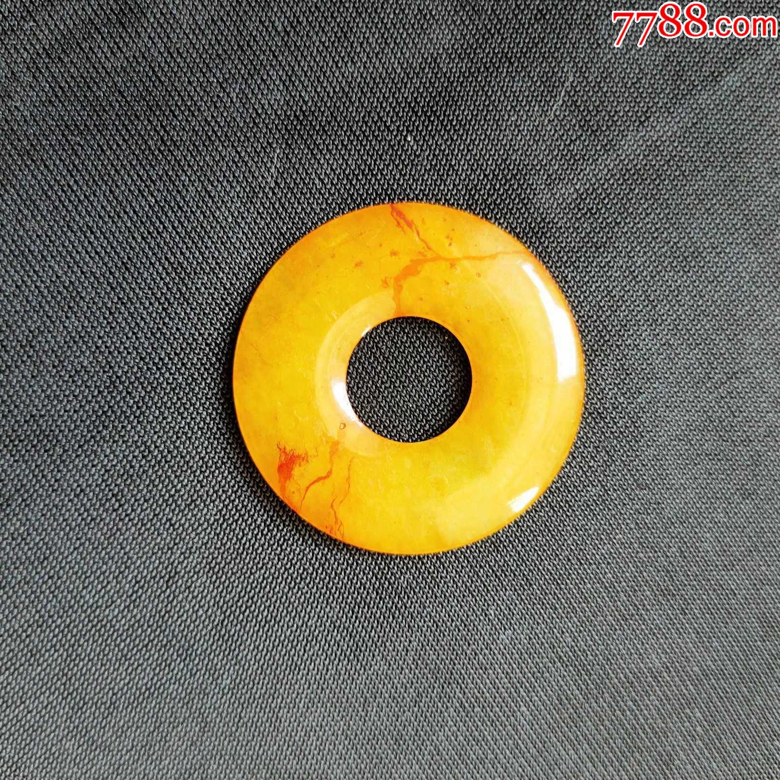 出tu翡翠玉璧满鸡油黄色红的是沁线有一小凹坑不穿如图余完整美品