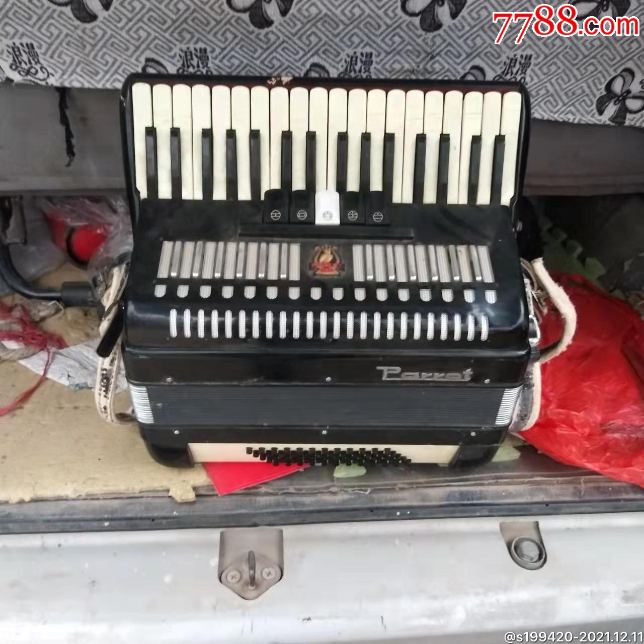 五十年代中国天津鹦鹉牌第代手风琴保存完好音质纯正正常使用包老