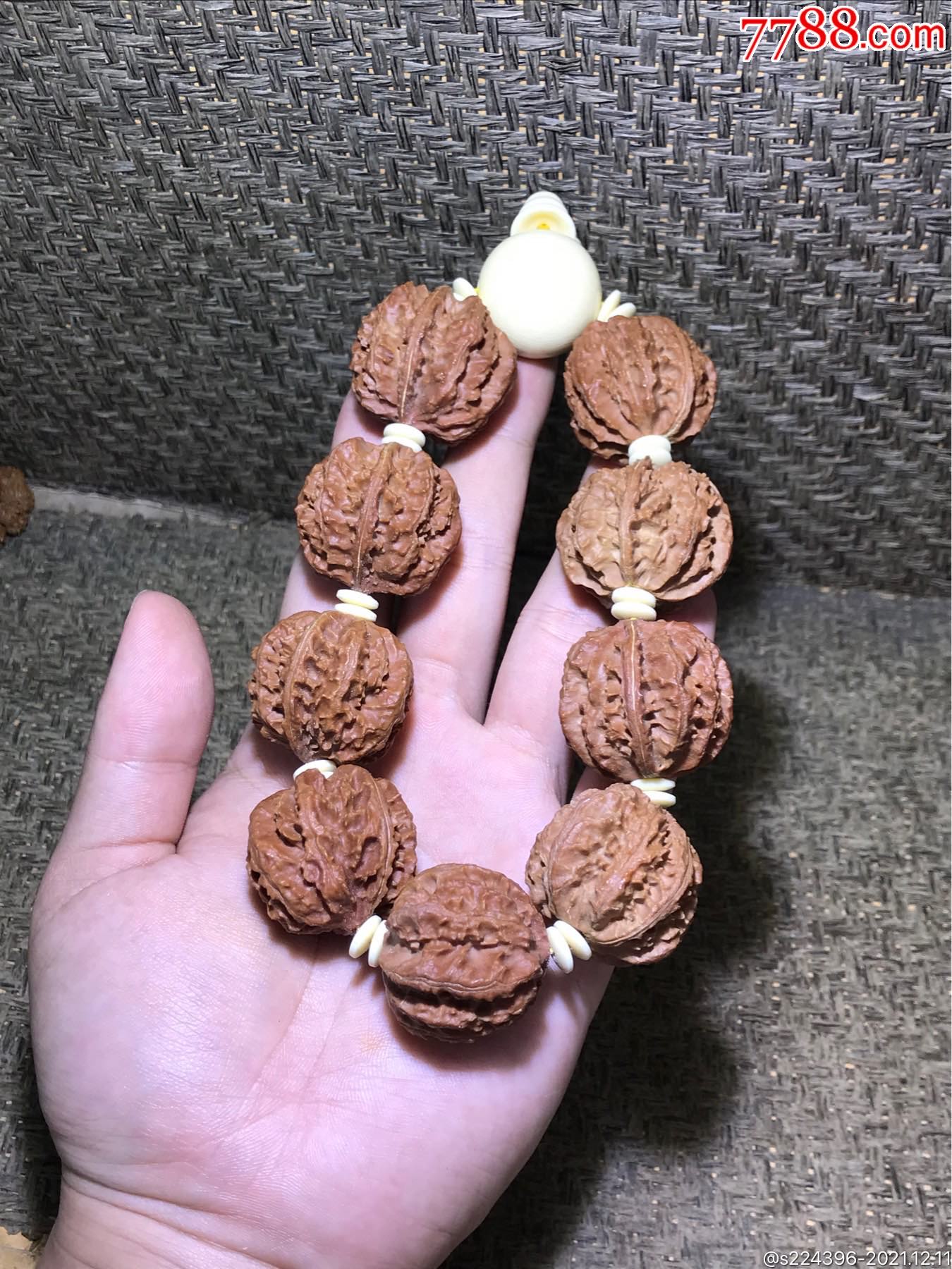 仅此一条西北野生灯笼核桃手串手持一条