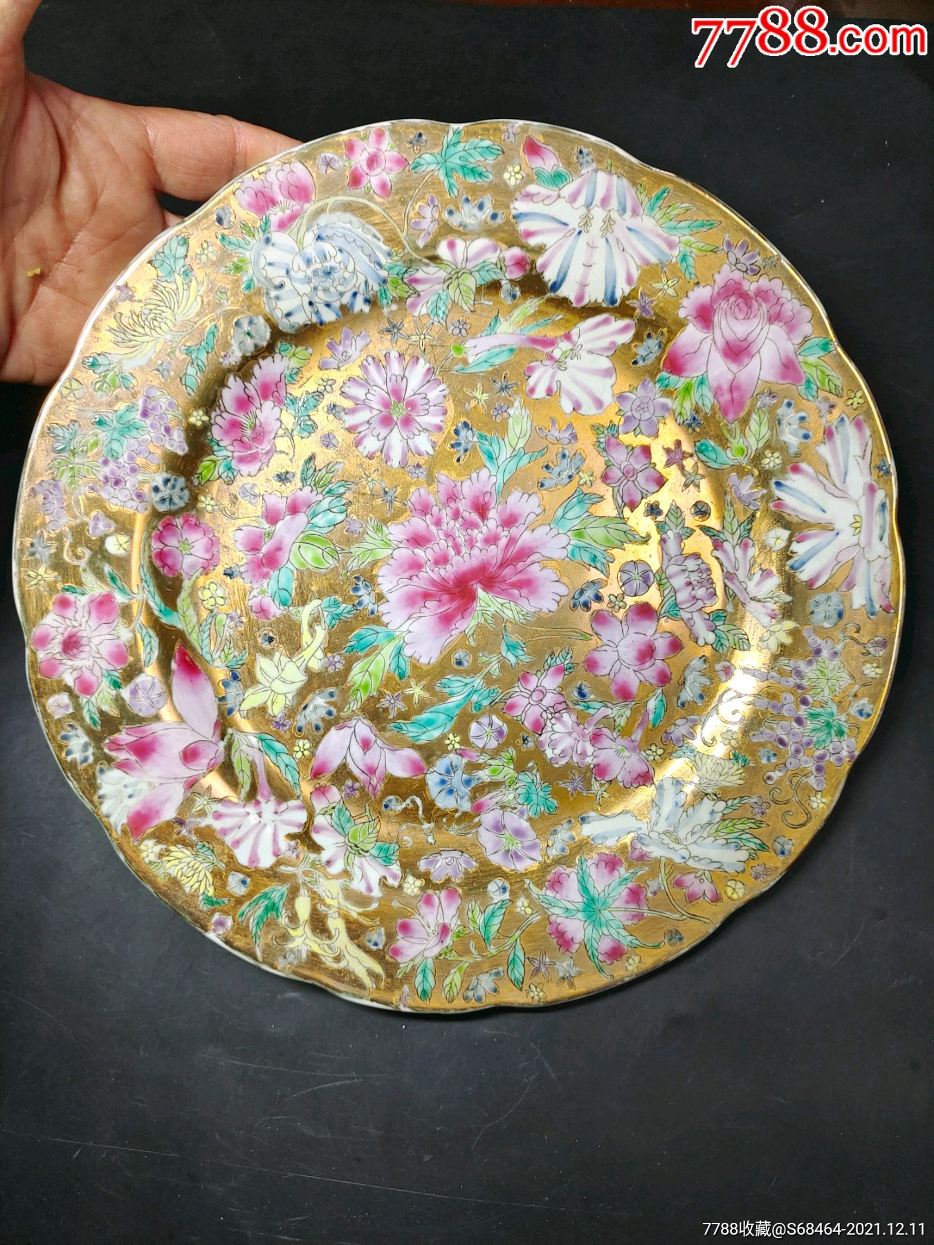 八十年代中国景德镇中英文底款直径267厘米金底万花百花不落地粉彩盘