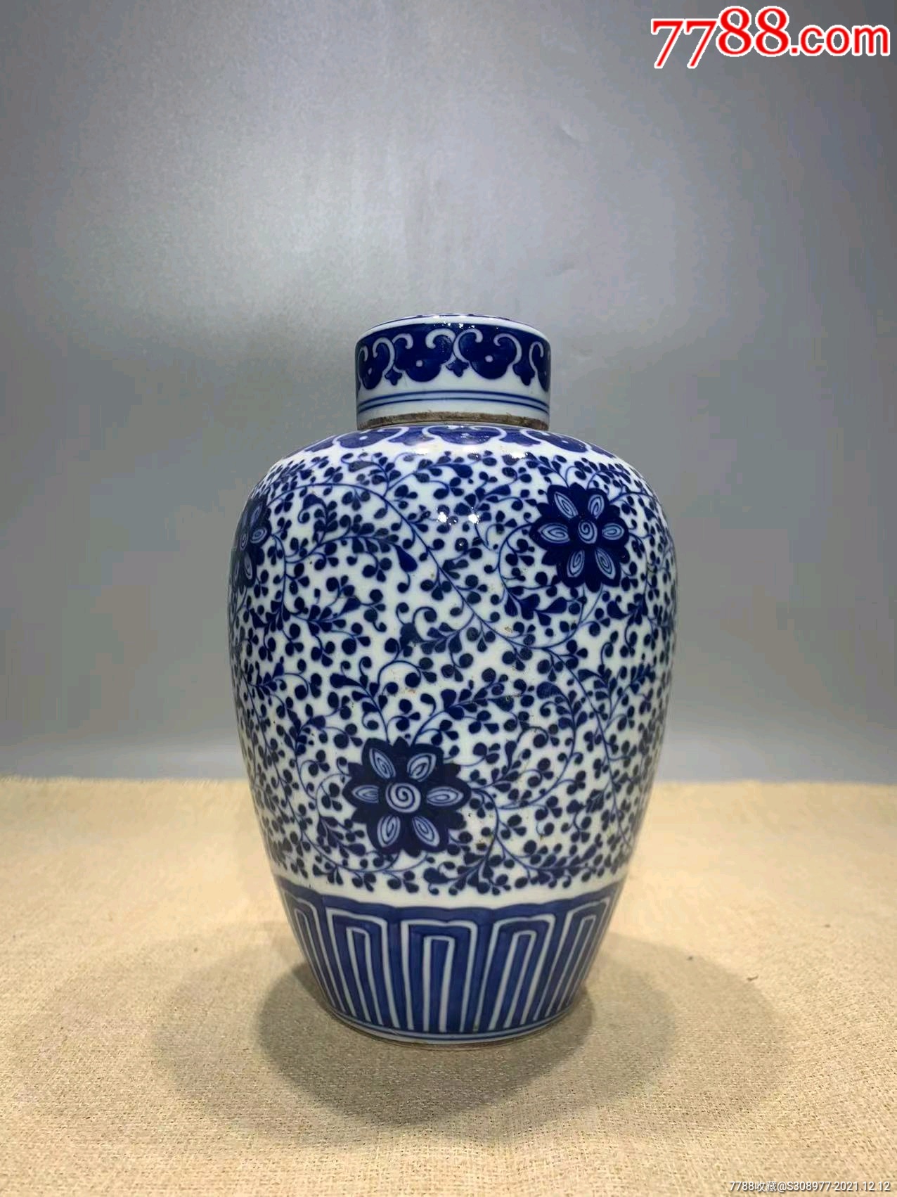 清代青花缠枝盖罐