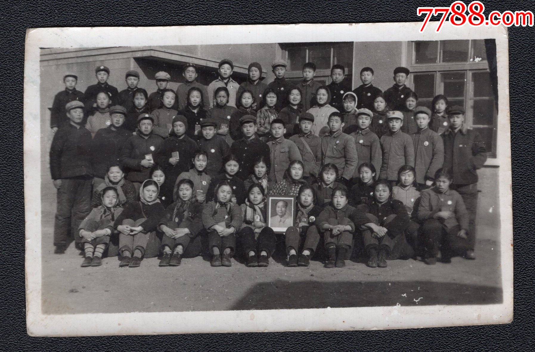 文革年代学生手捧毛像和红宝书老照片1张尺寸约5385厘米