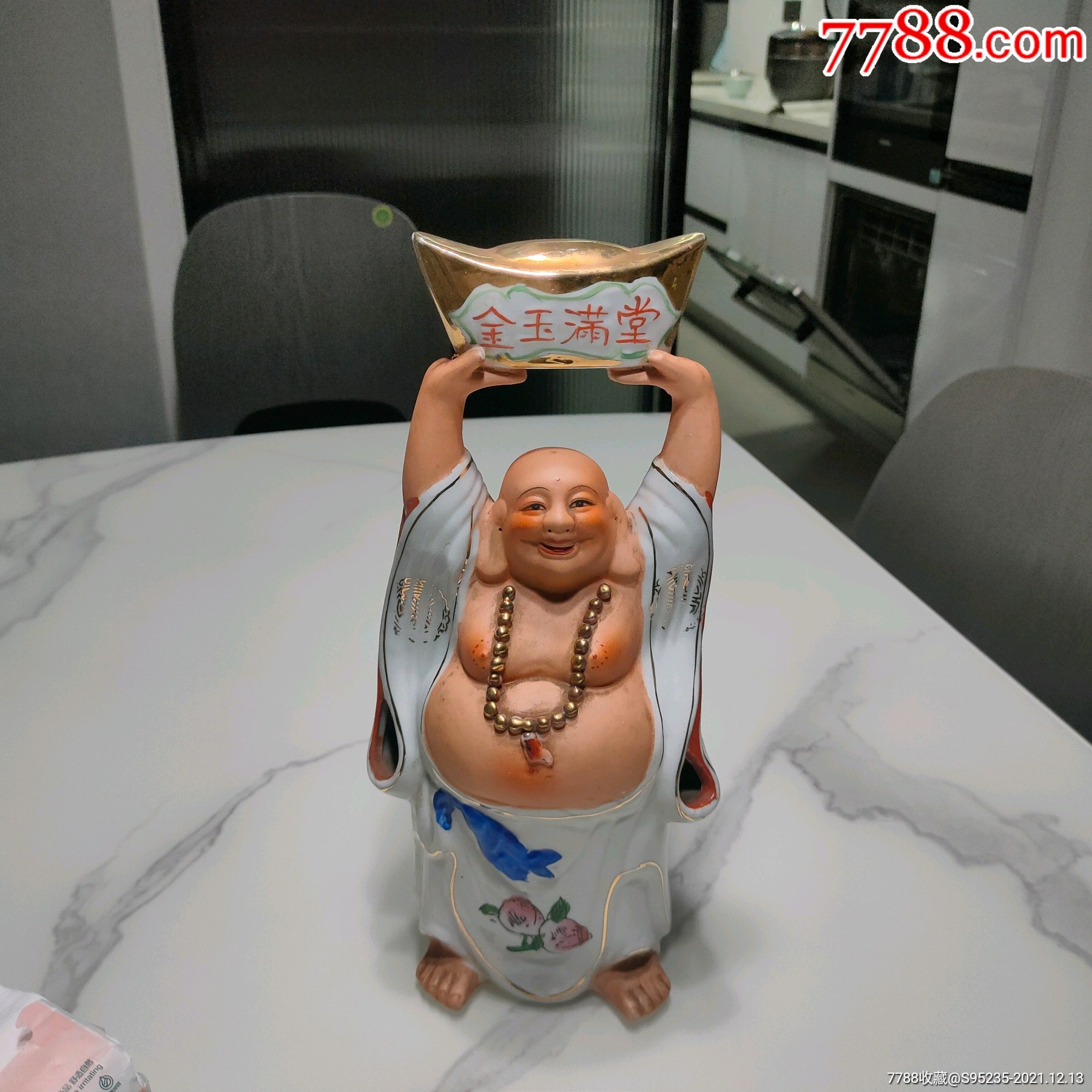 一个漂亮的瓷器弥陀佛摆件