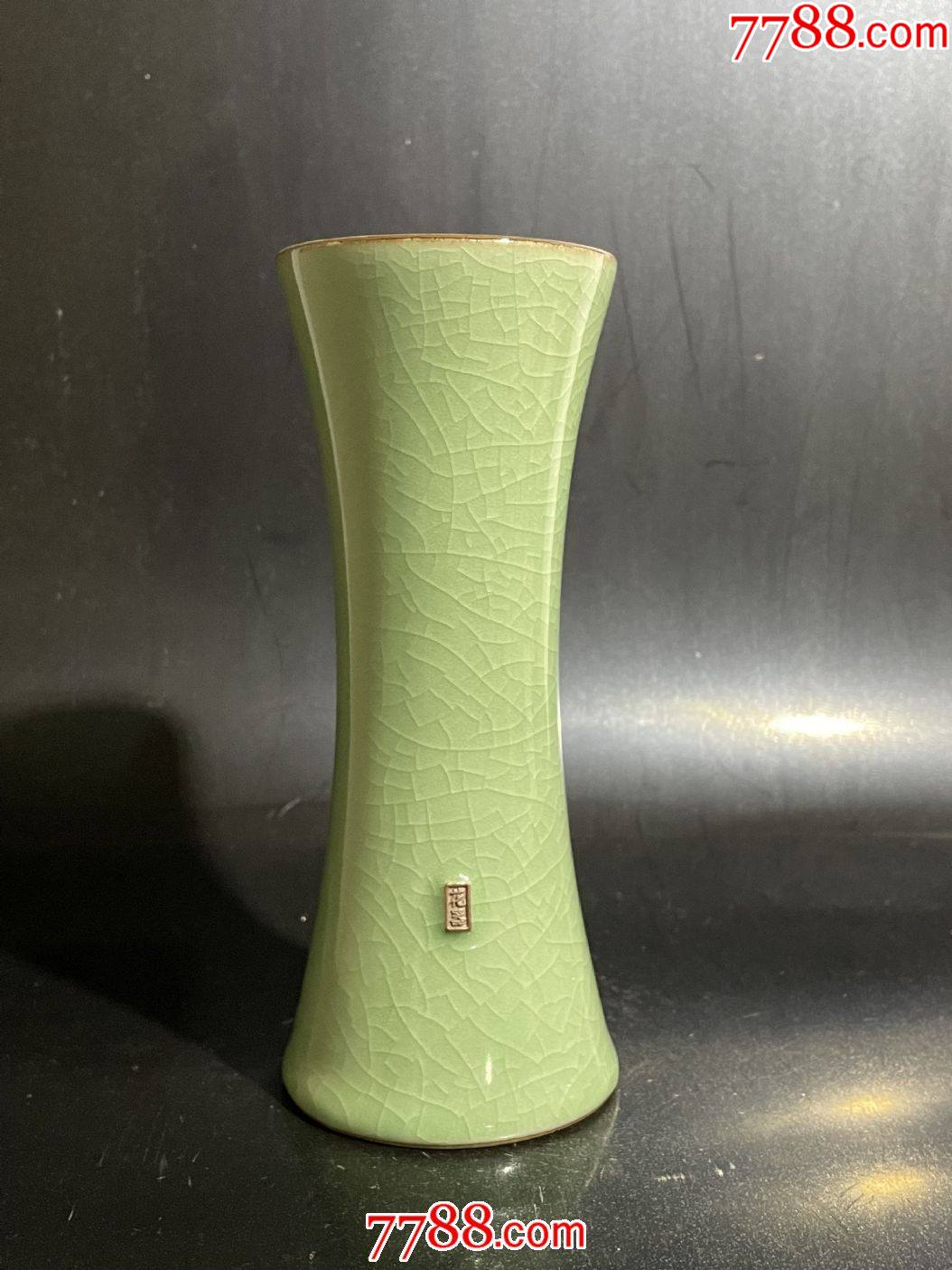 龙泉青瓷豆青釉开片花觚