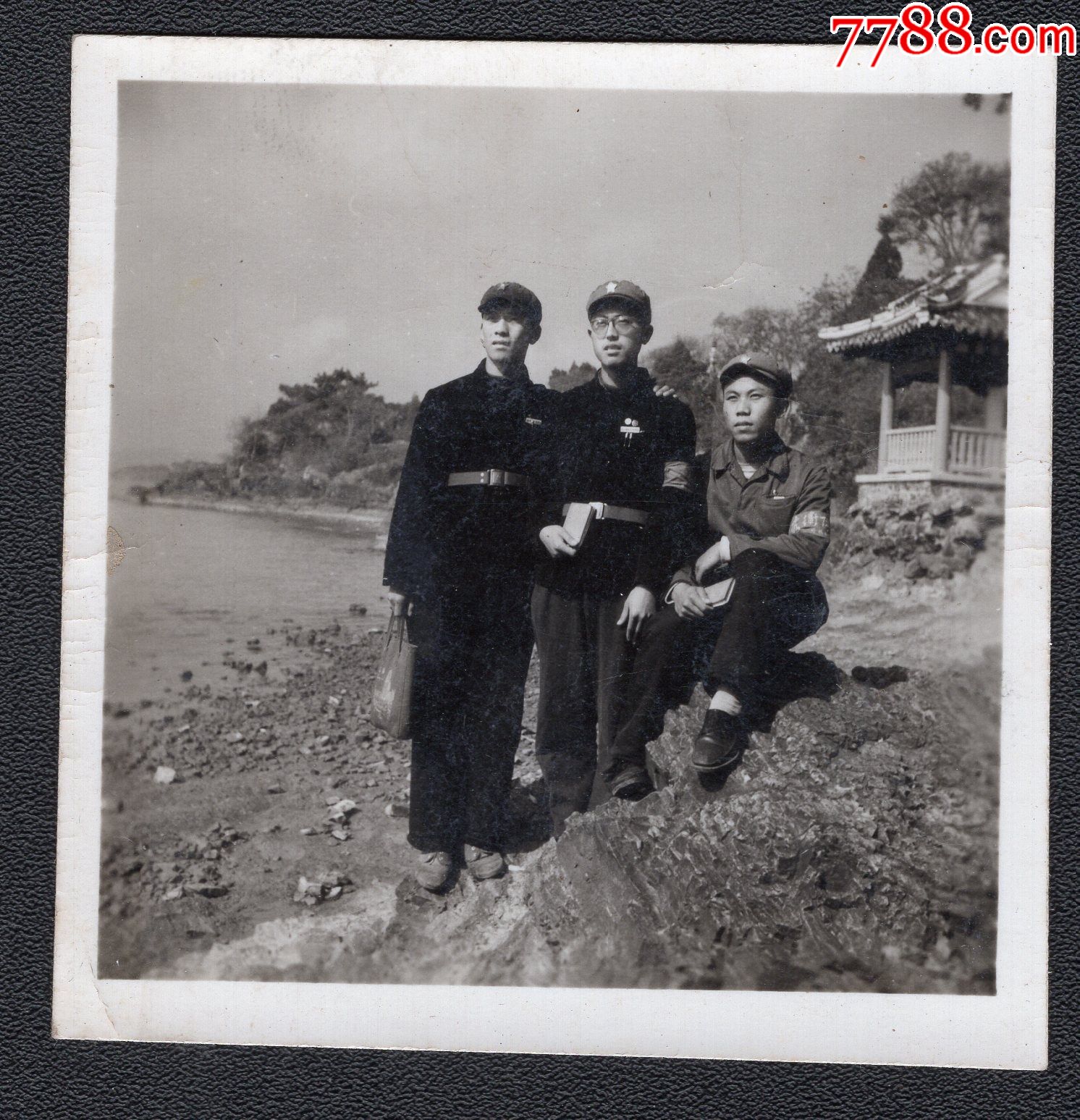 文革年代红兵手捧红宝书风景老照片1张尺寸约5859厘米