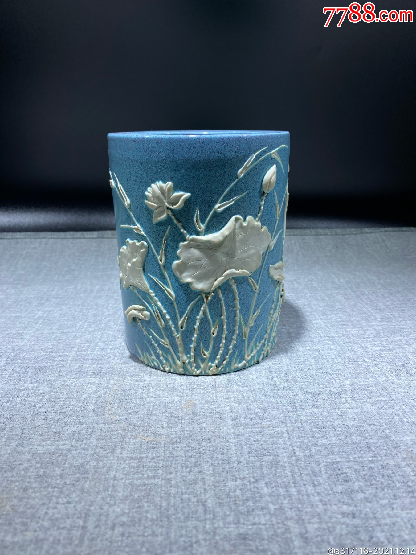 清炉钧釉雕荷花笔筒