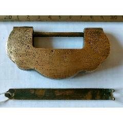 老铜锁刻花人物元宝锁