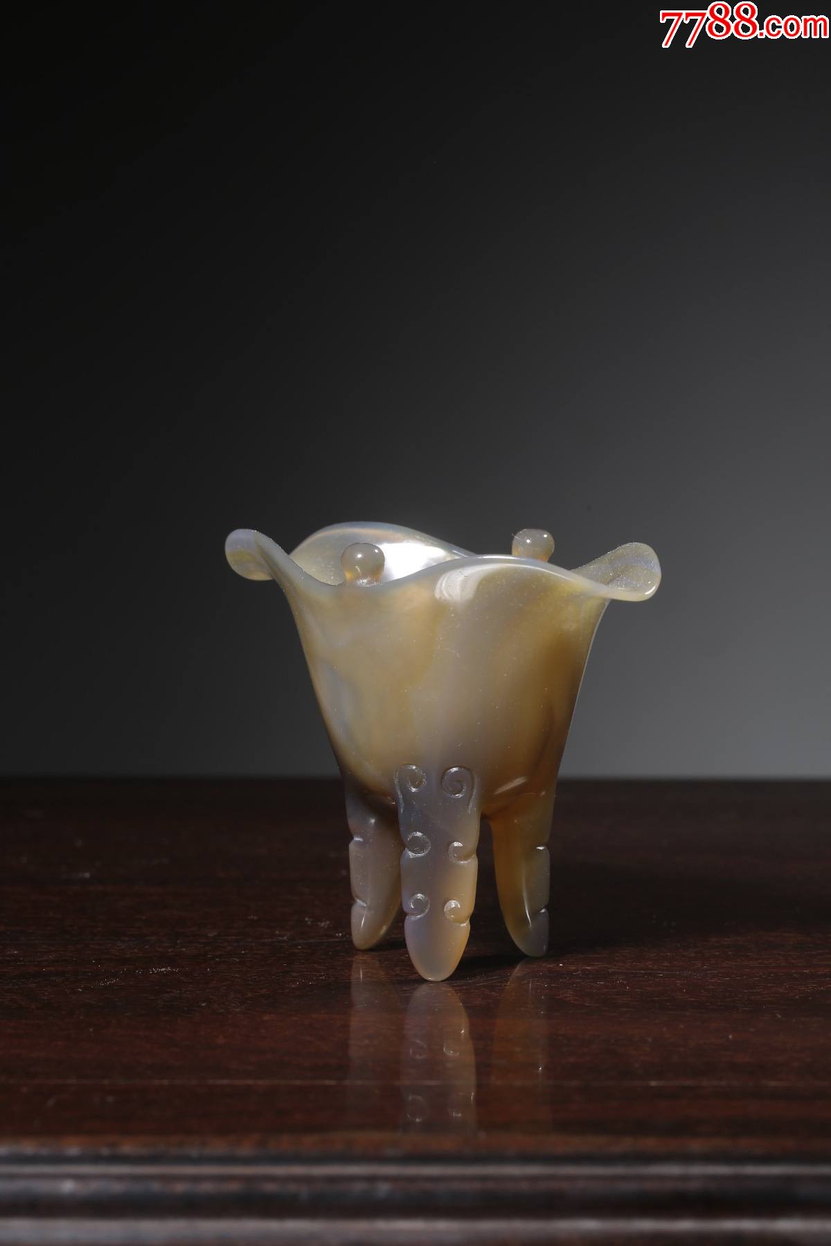 玛瑙整挖雕三足爵杯