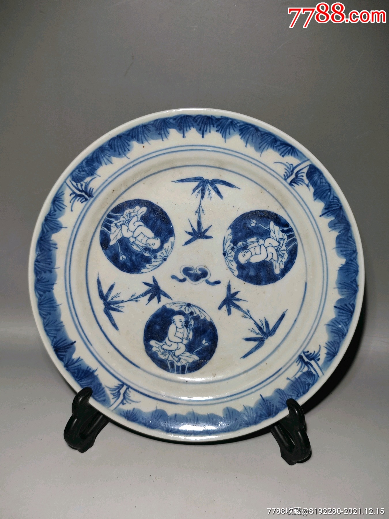 青花盘子青花瓷器工艺品一团和气执荷童子直径21cm