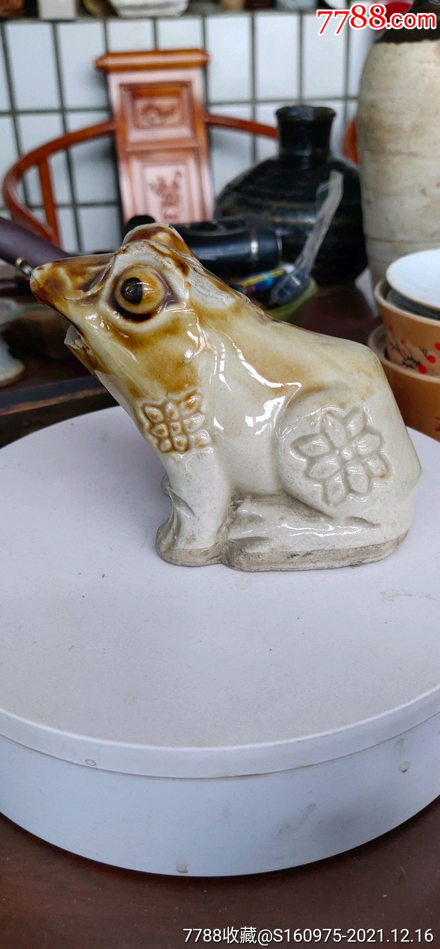 民国黄釉刻花莲花青蛙摆件一鸣惊人口下部小磕余完整无线