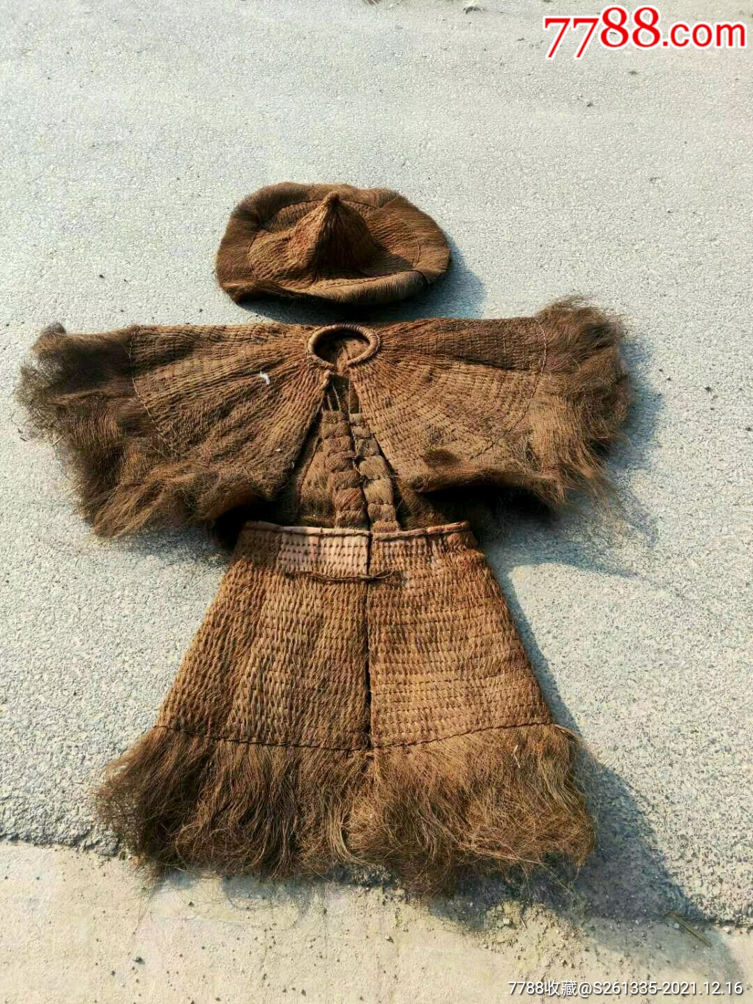 老雨衣雨具斗笠一套如图所示民俗博物馆展示展览