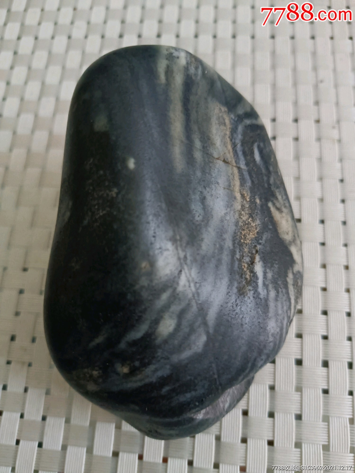 和田墨玉籽料把件