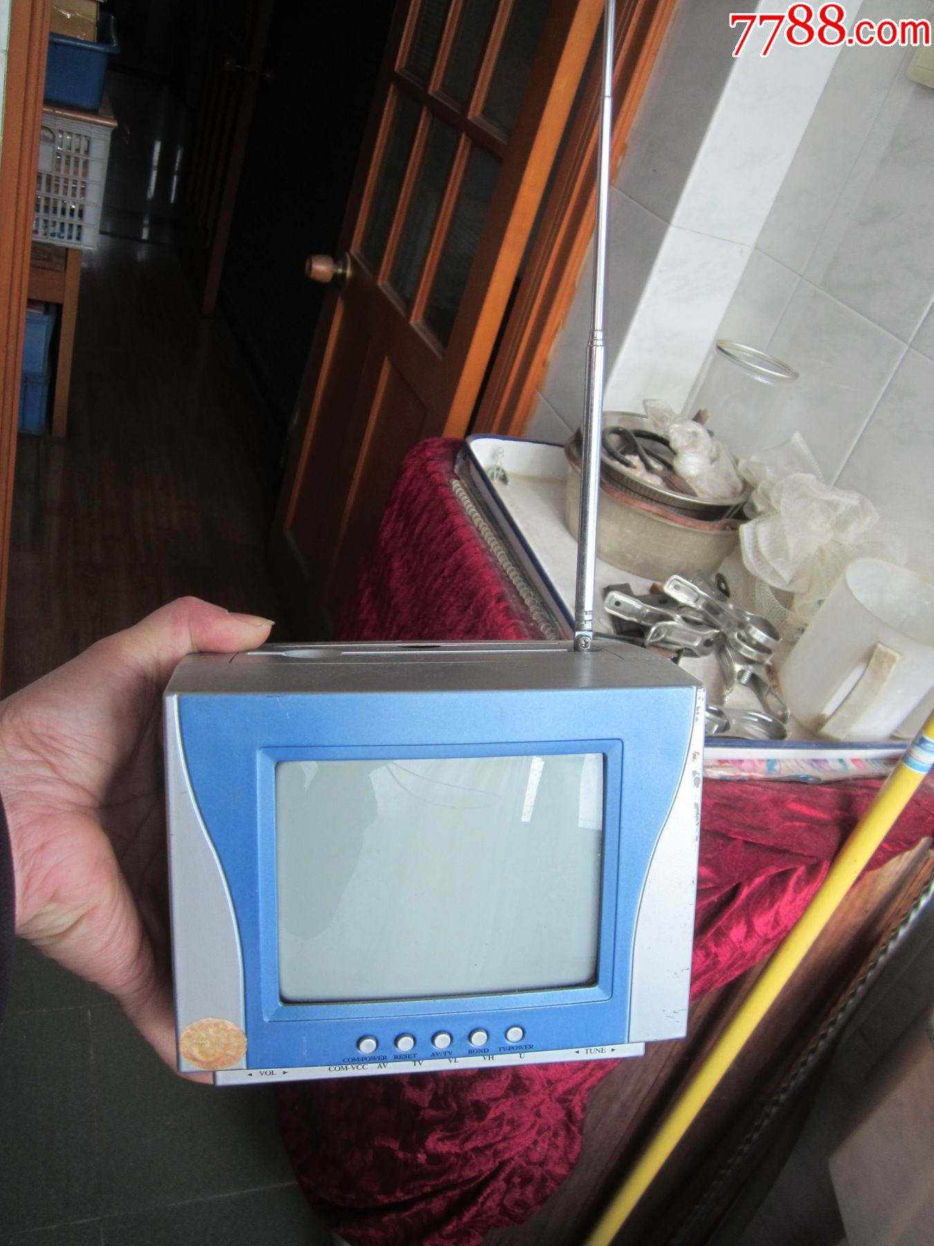 小袖珍黑白电视机