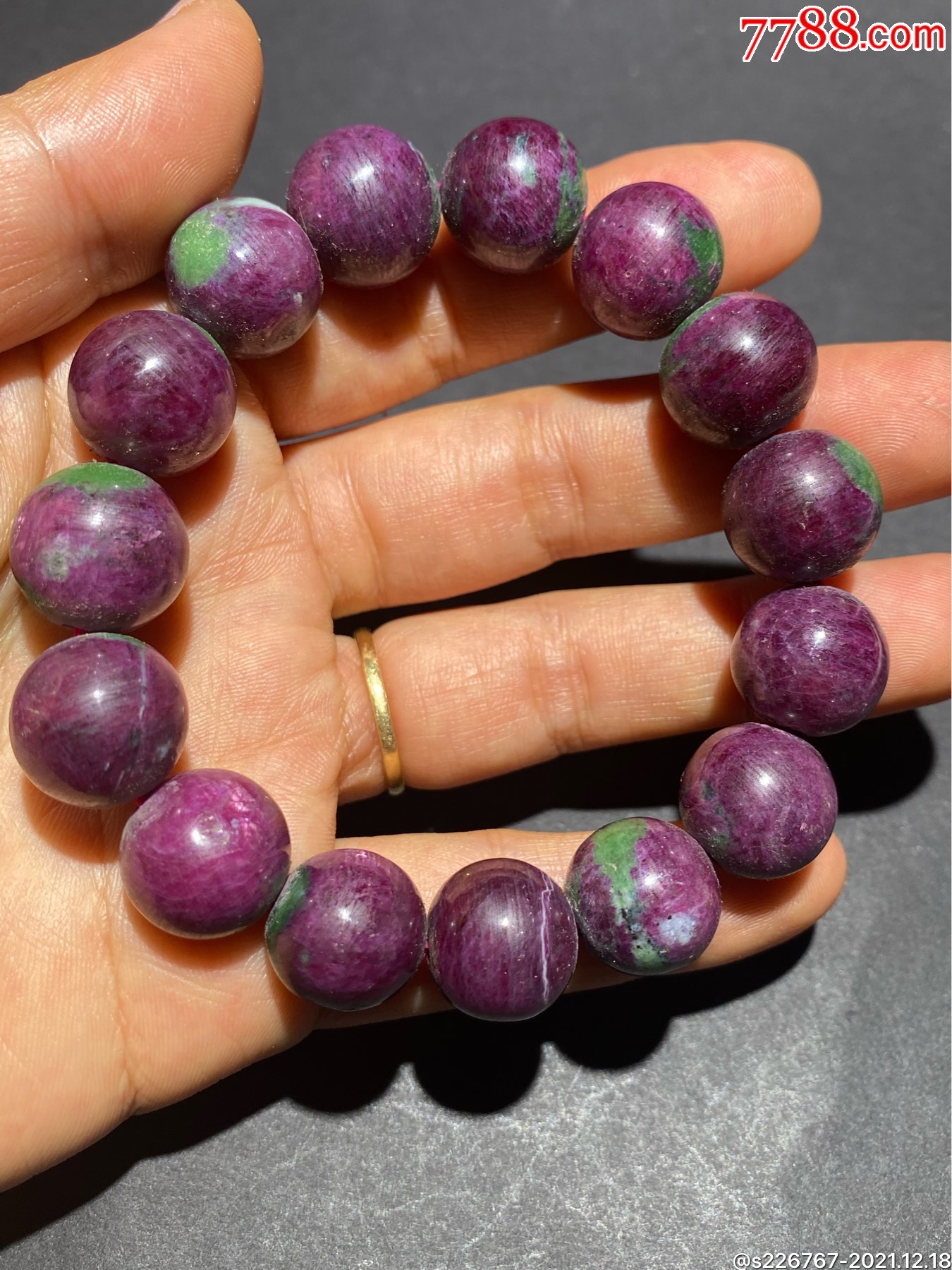 回流红绿宝石手串一条