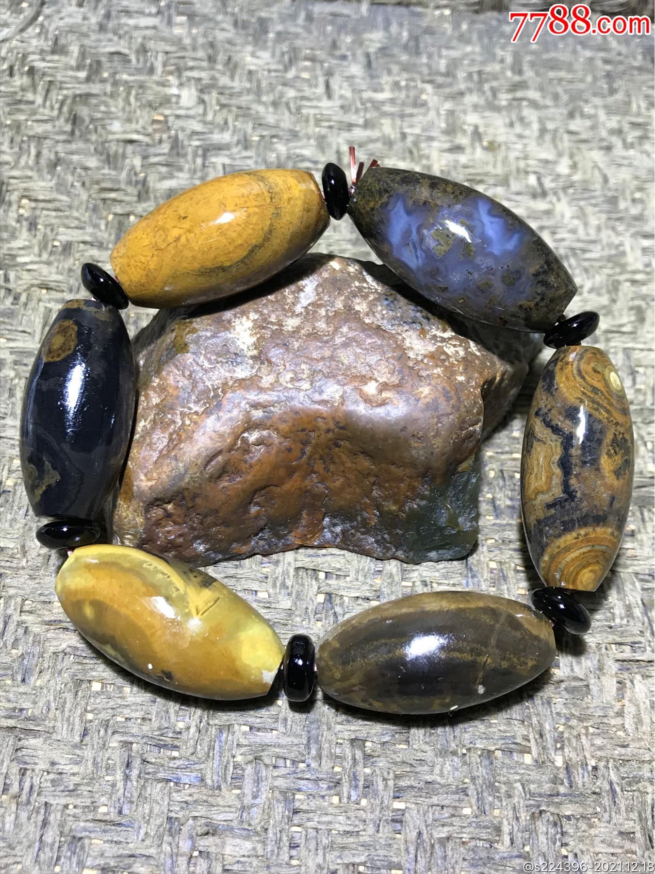 精美天然罕见亚光九眼页岩石蒙天珠手串一条