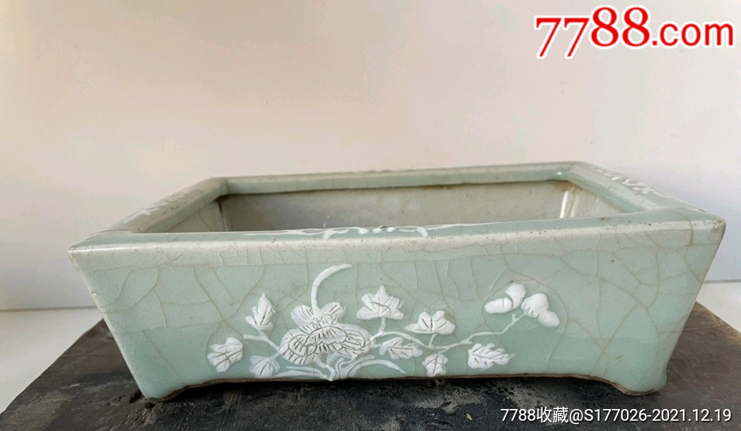 清中期豆青釉堆白四季花水仙盆