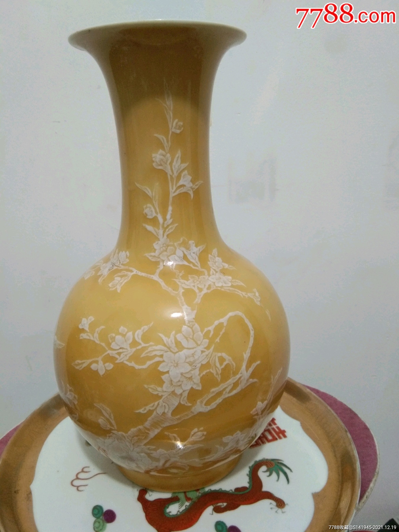 解放初黄釉堆白花瓶