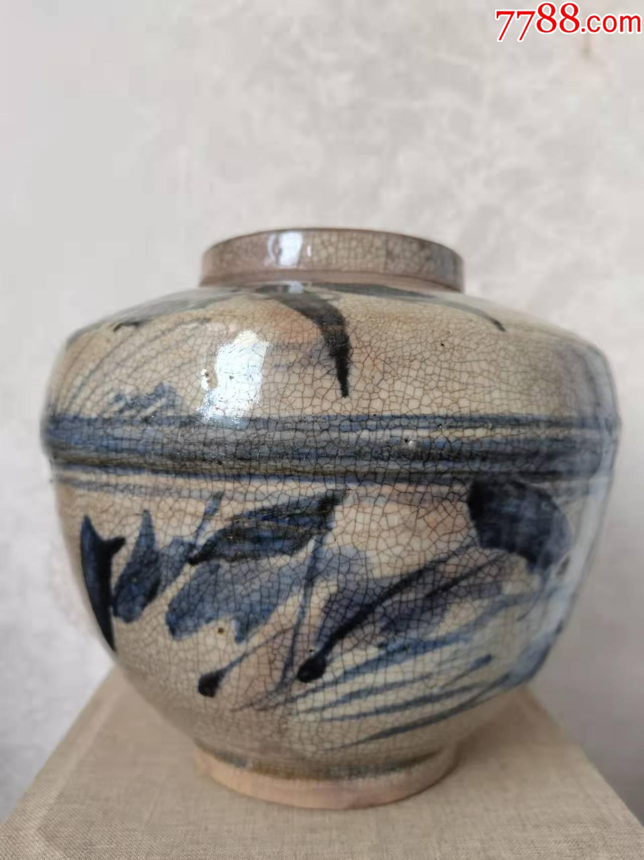 漂亮的开片青花瓷罐