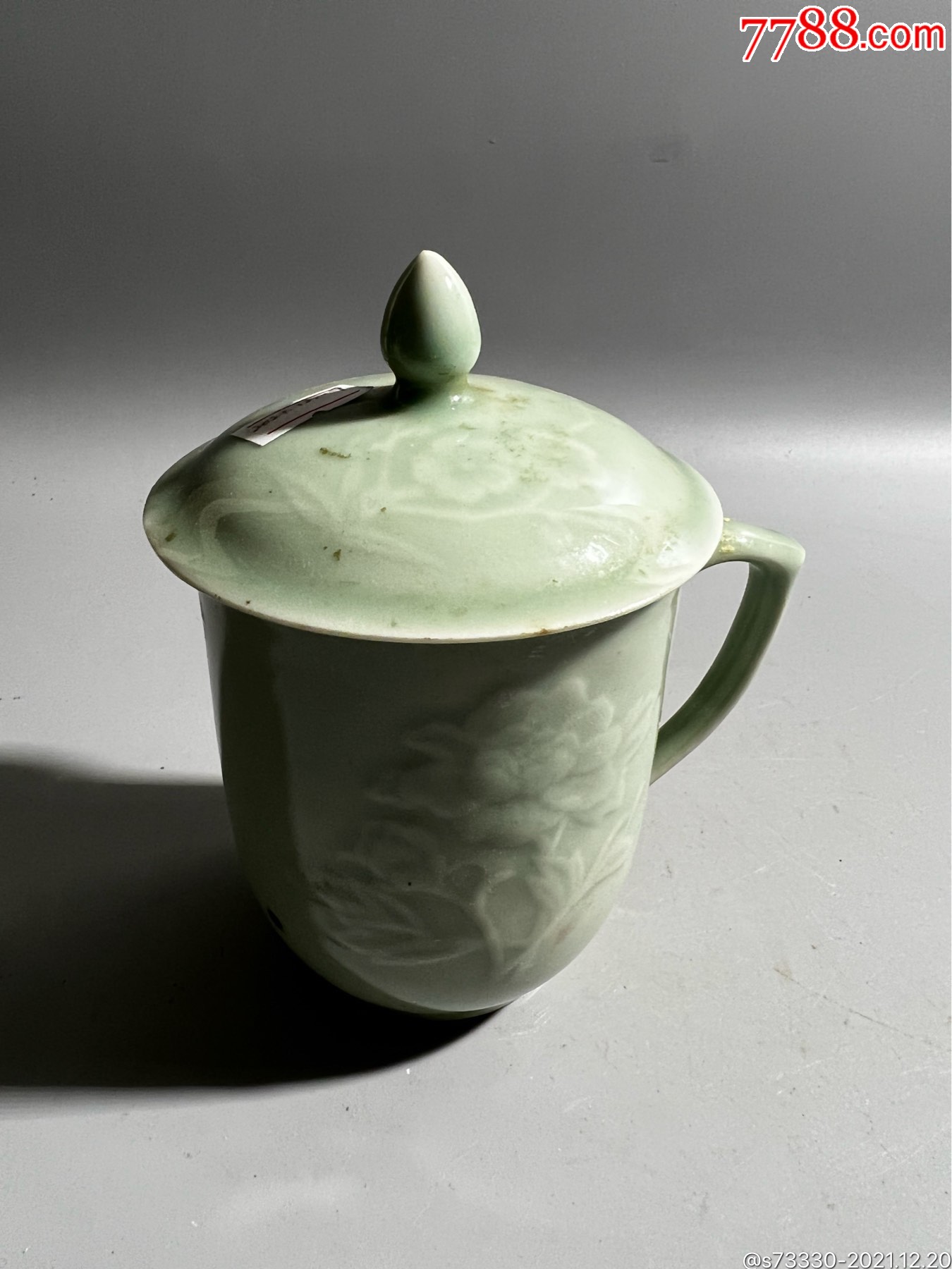 70年代左右龙泉豆青釉牡丹盖杯一只梅花盖