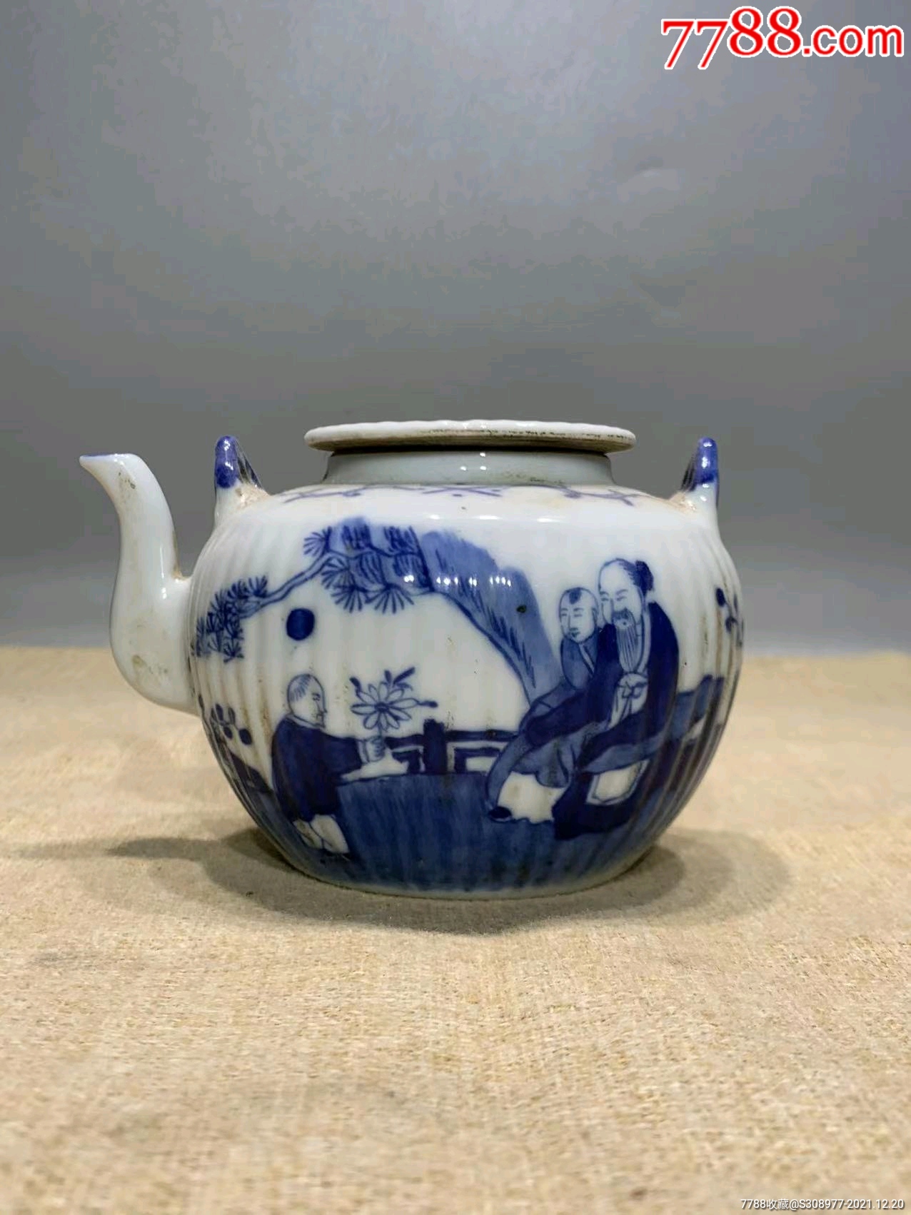 清代青花人物瓜楞茶壶