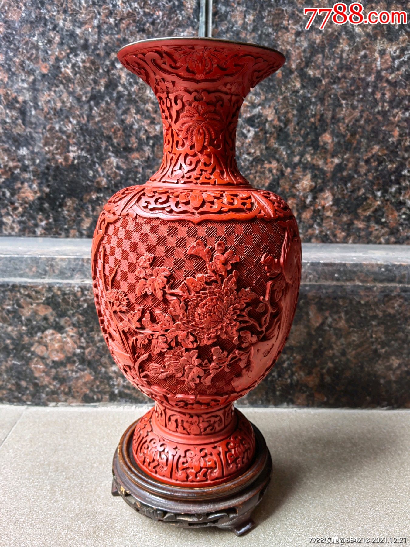 铜胎剔红漆器花瓶