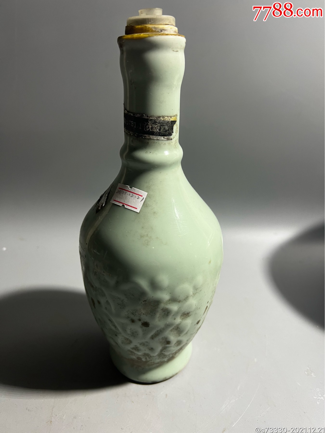 80年代豆青釉酒瓶一只开线