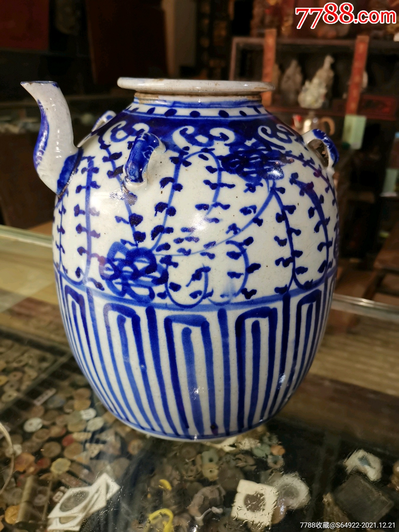 清代青花瓷缠枝莲大茶壶