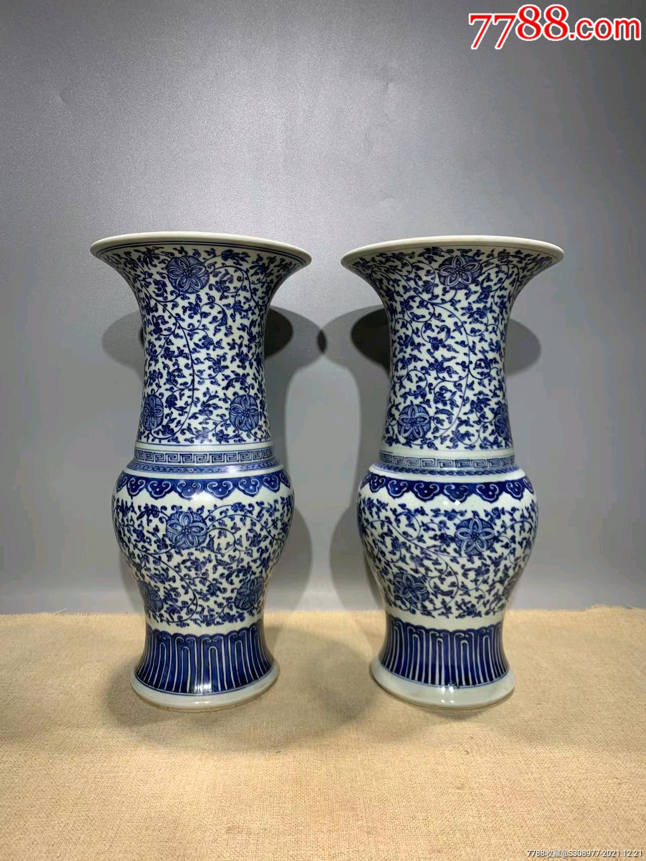 清代青花花卉缠枝花觚瓶一对