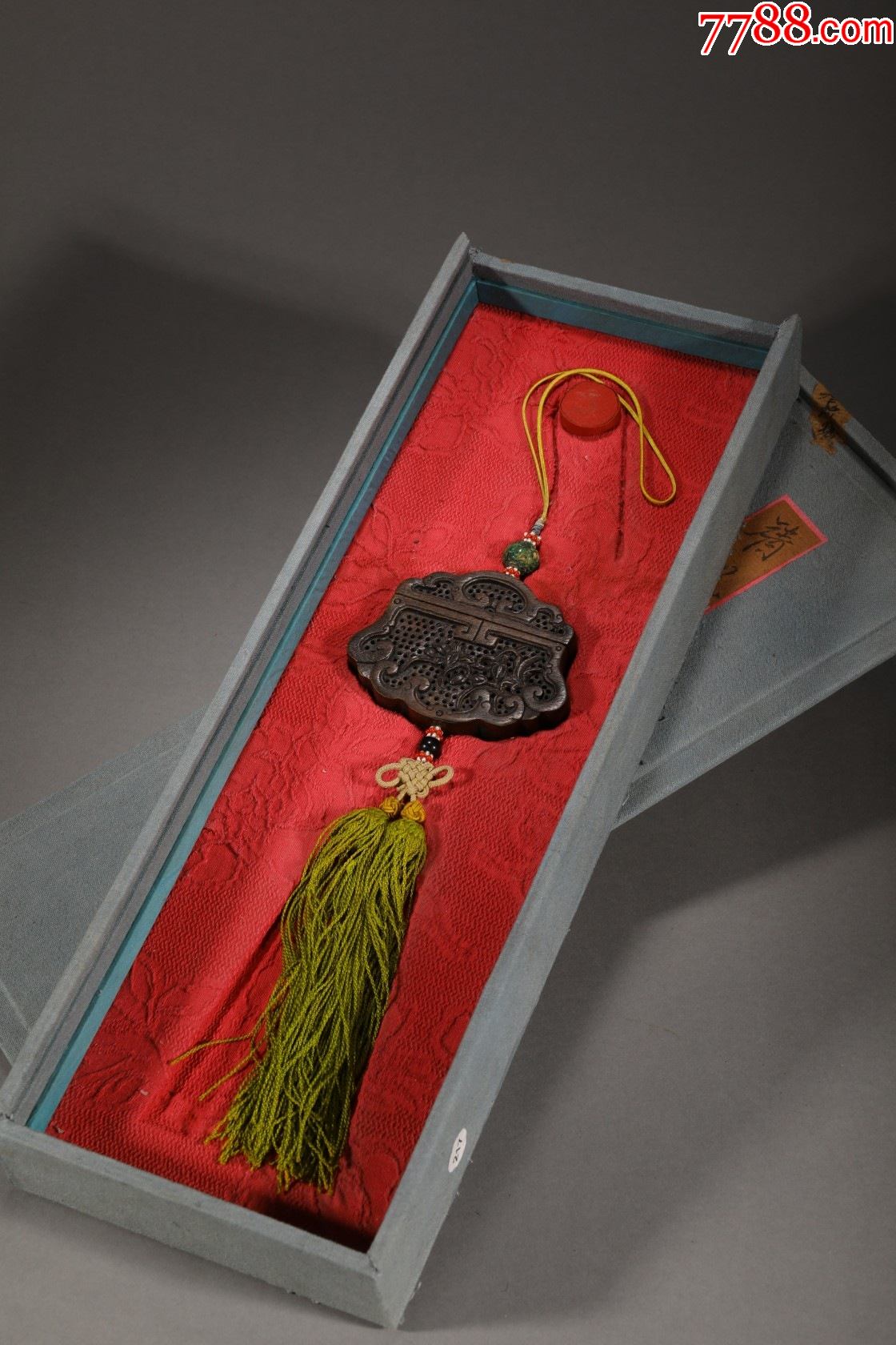 沉香镂空如意头香囊