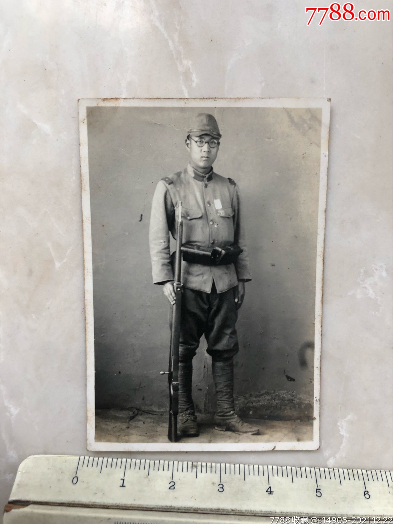 民国抗战时期戴眼镜拿枪的日本鬼子老照片