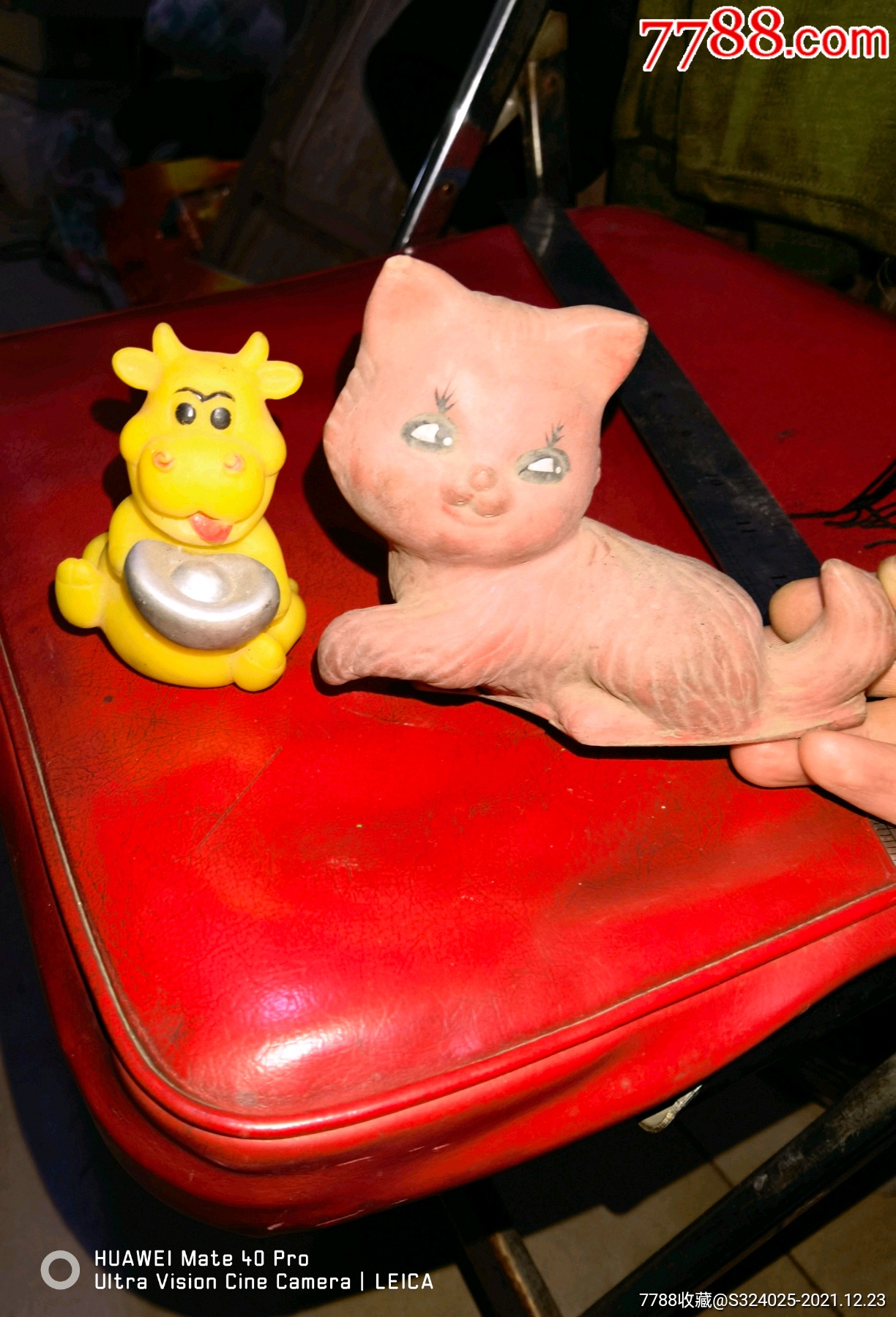 胶皮玩具猫和牛一对猫耳朵有点破损