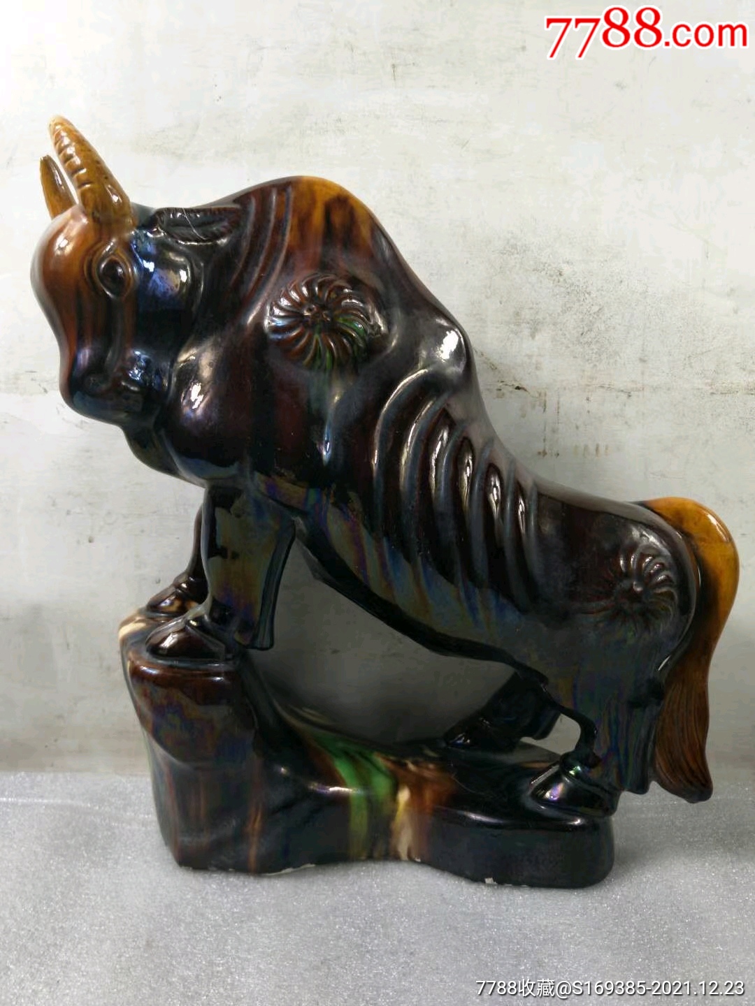 旧藏老瓷牛摆件