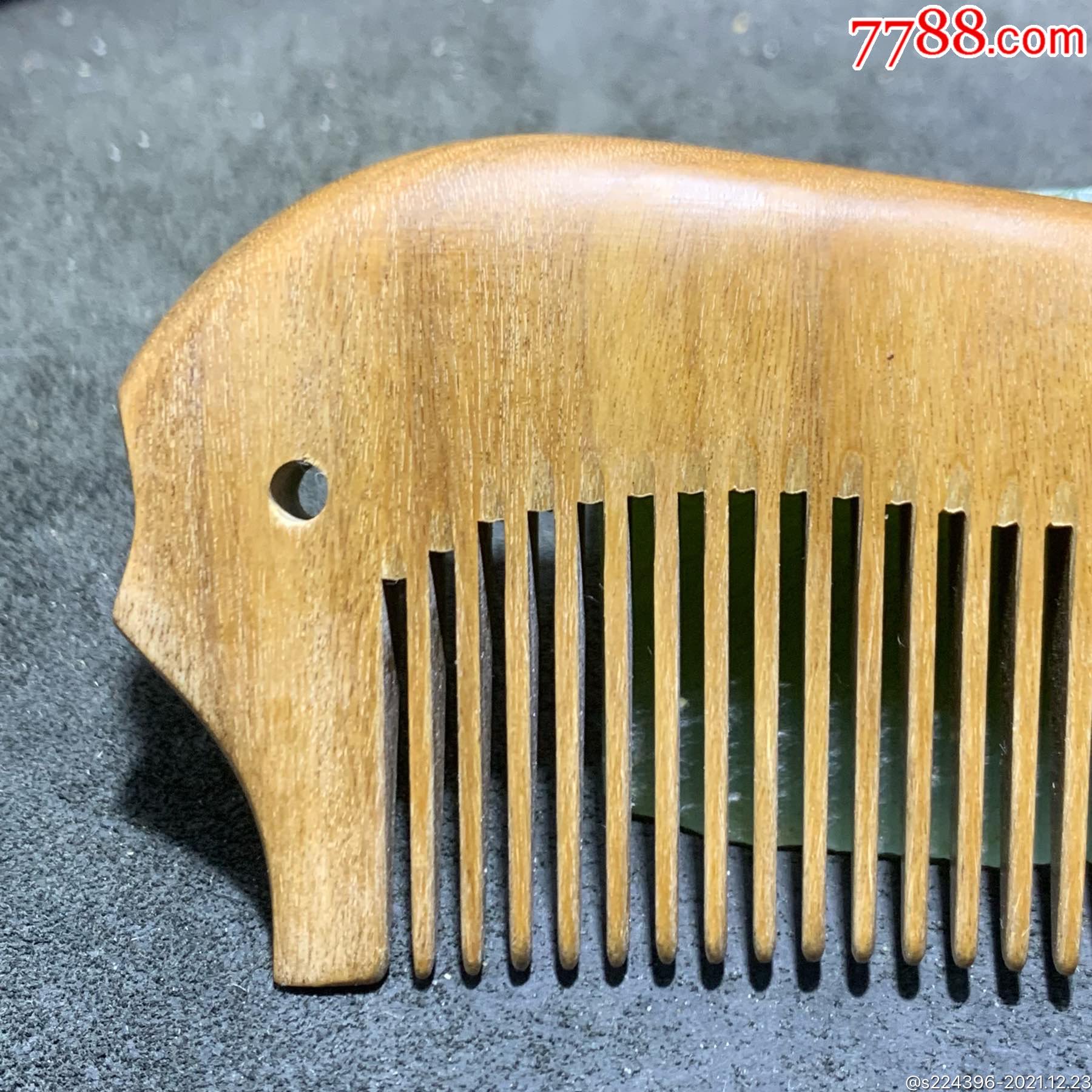 精美天然绿檀木梳一个