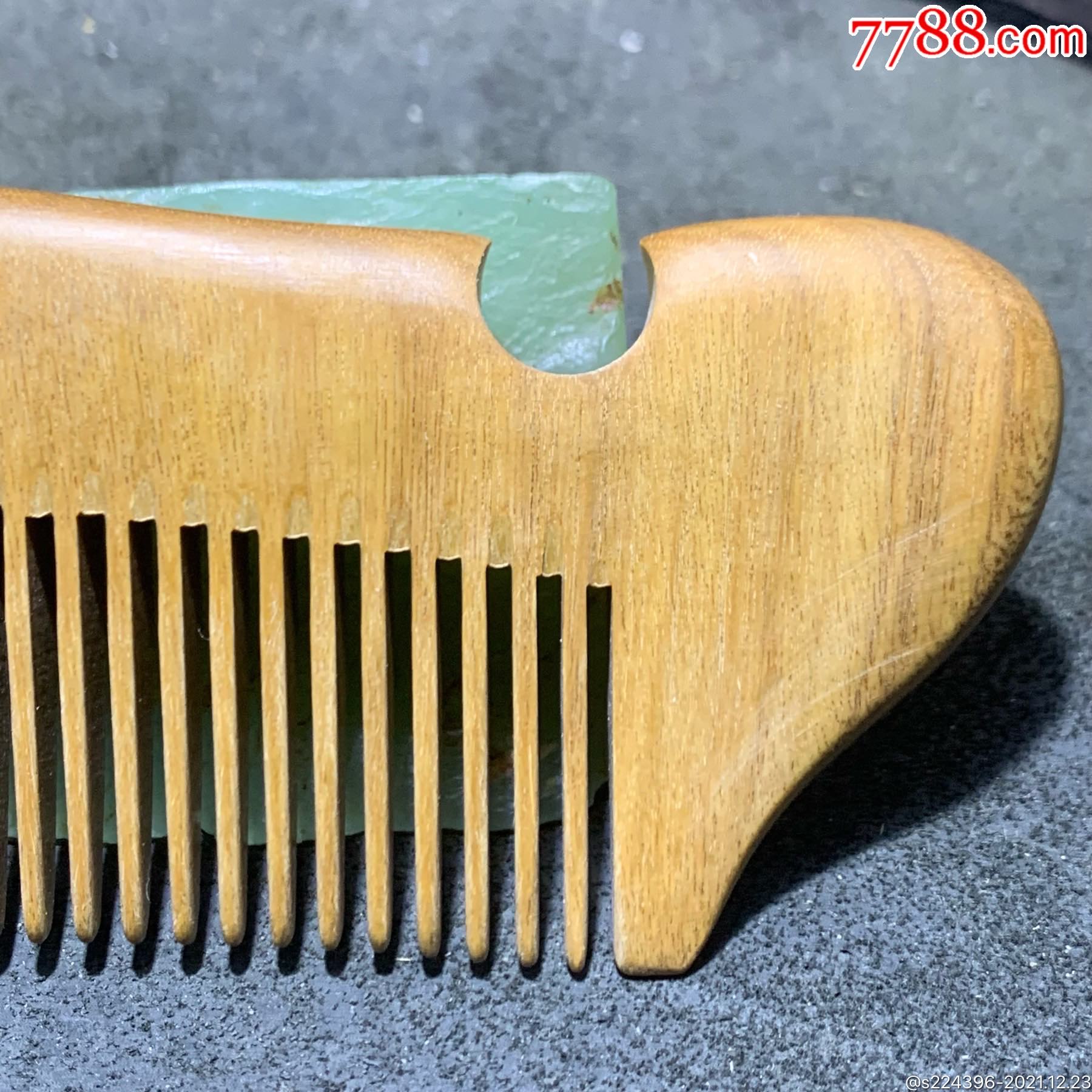 精美天然绿檀木梳一个