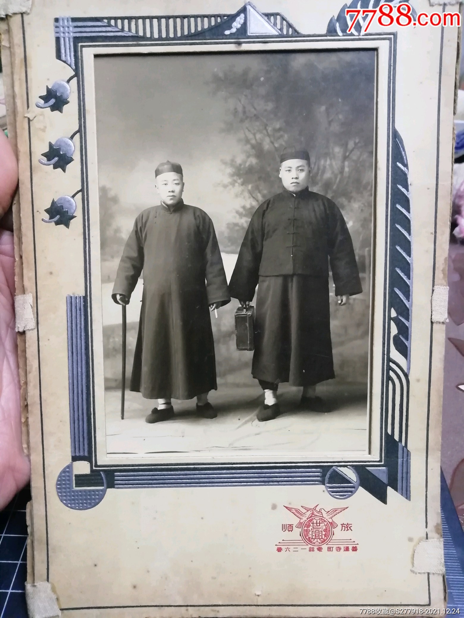 晚清民国时期两位帅哥照片长衫马挂瓜皮帽手持文明棍香烟皮箱