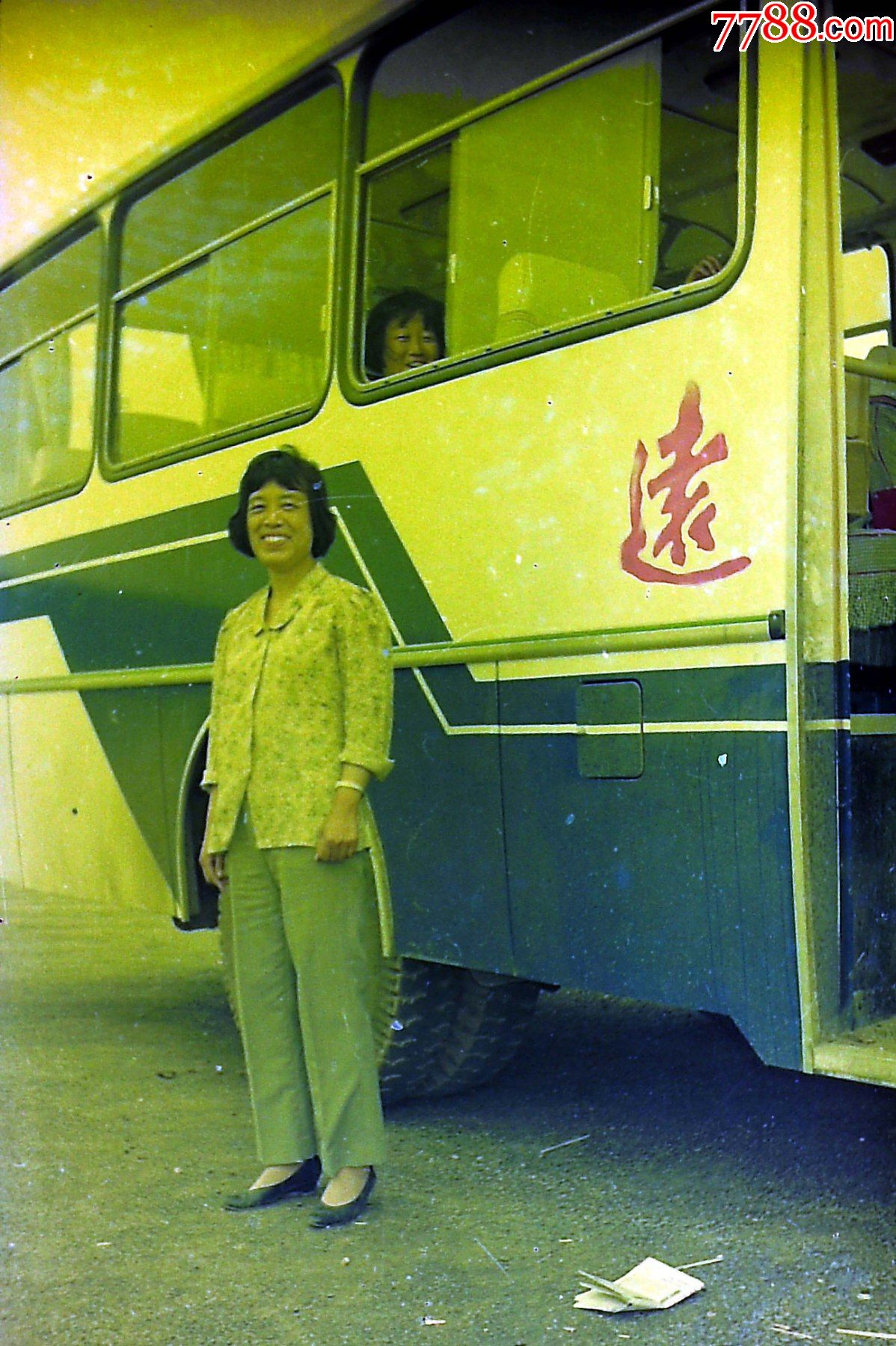 大客车旁的女子仅上传反转后的照片部分135老底片