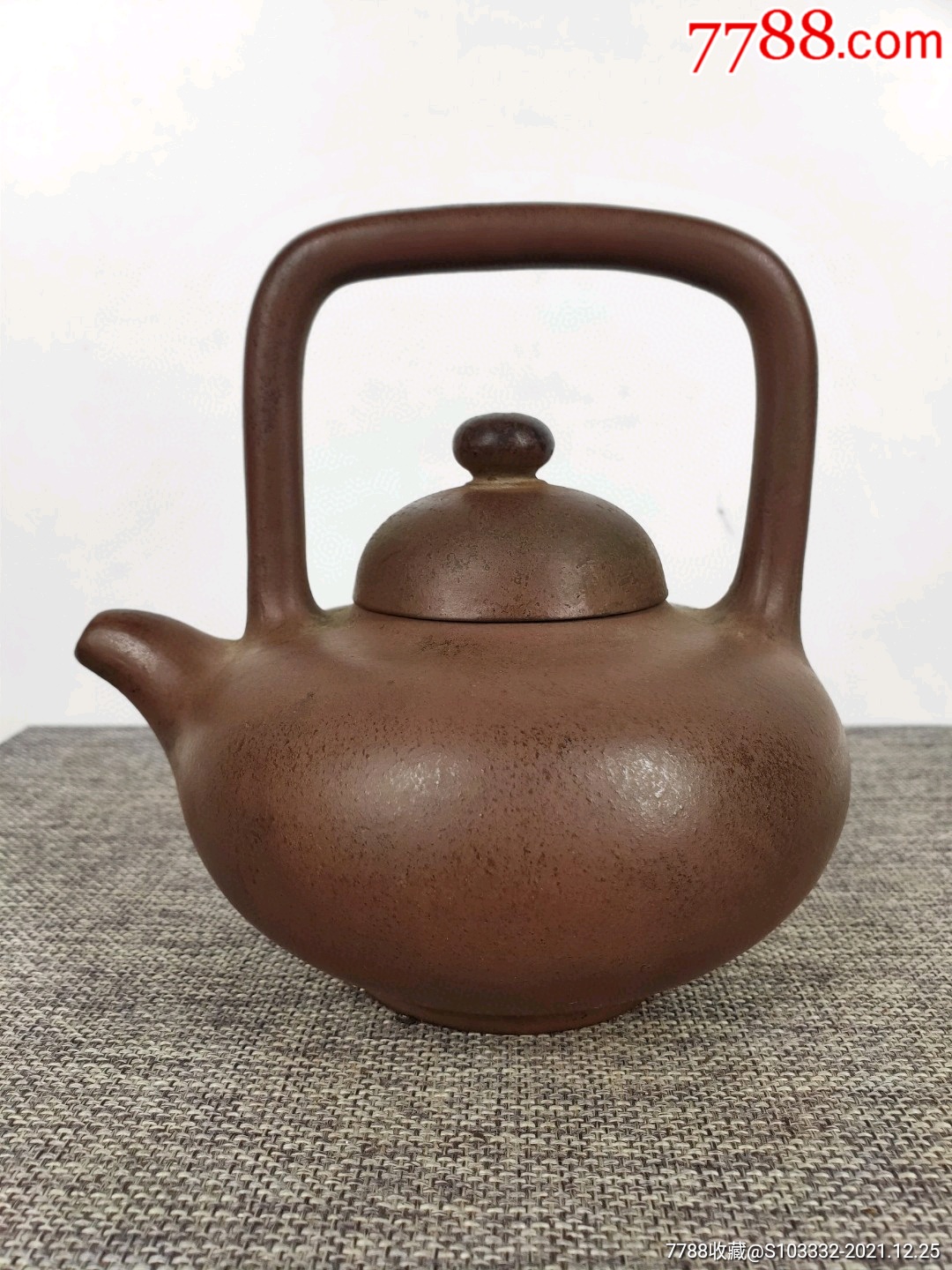民间收到民藏荆溪吴月亭制刻字底款提梁老紫砂壶一把出水流畅断水利落