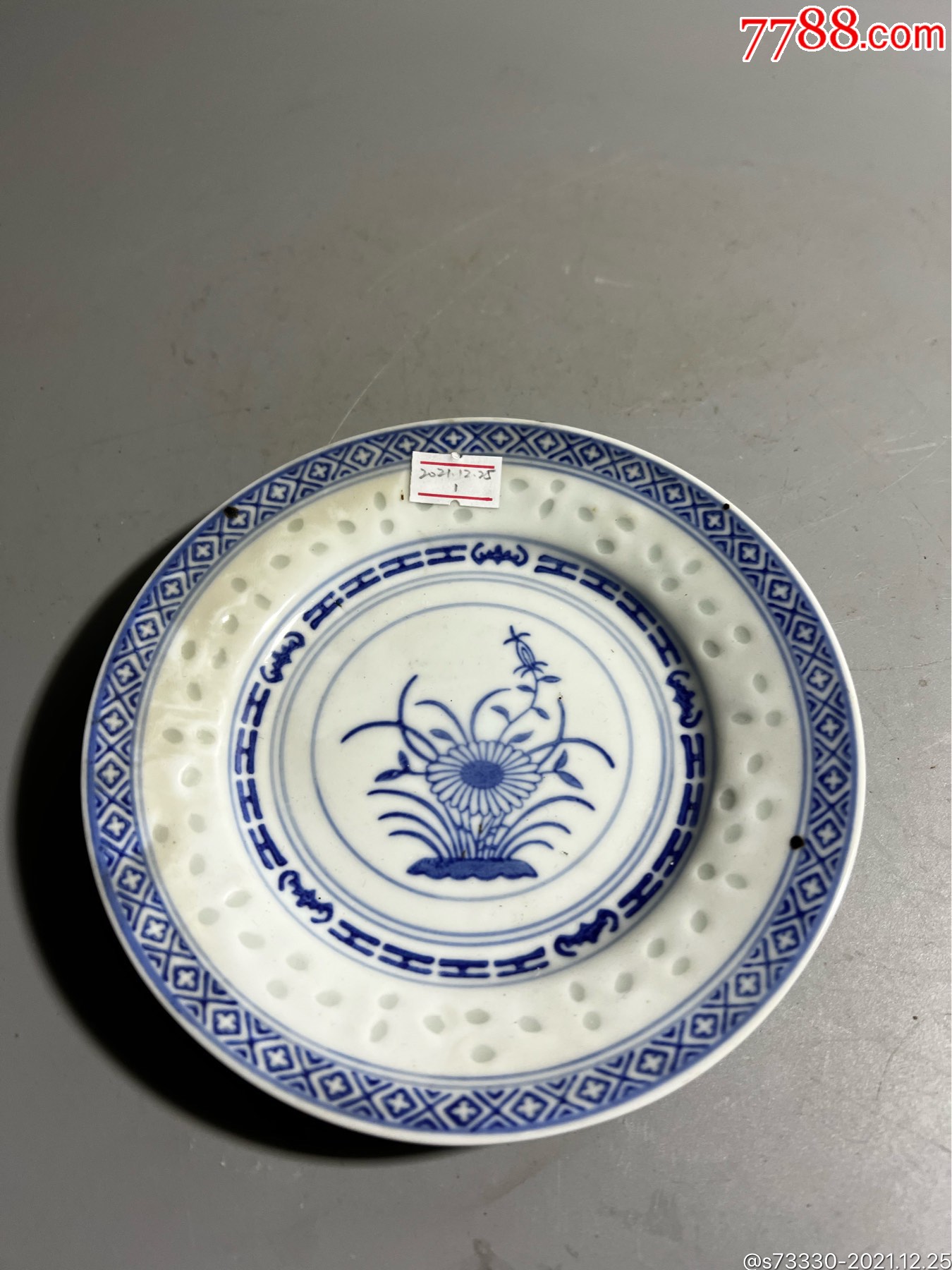 80年代左右景德镇青花玲珑花卉小碟子1