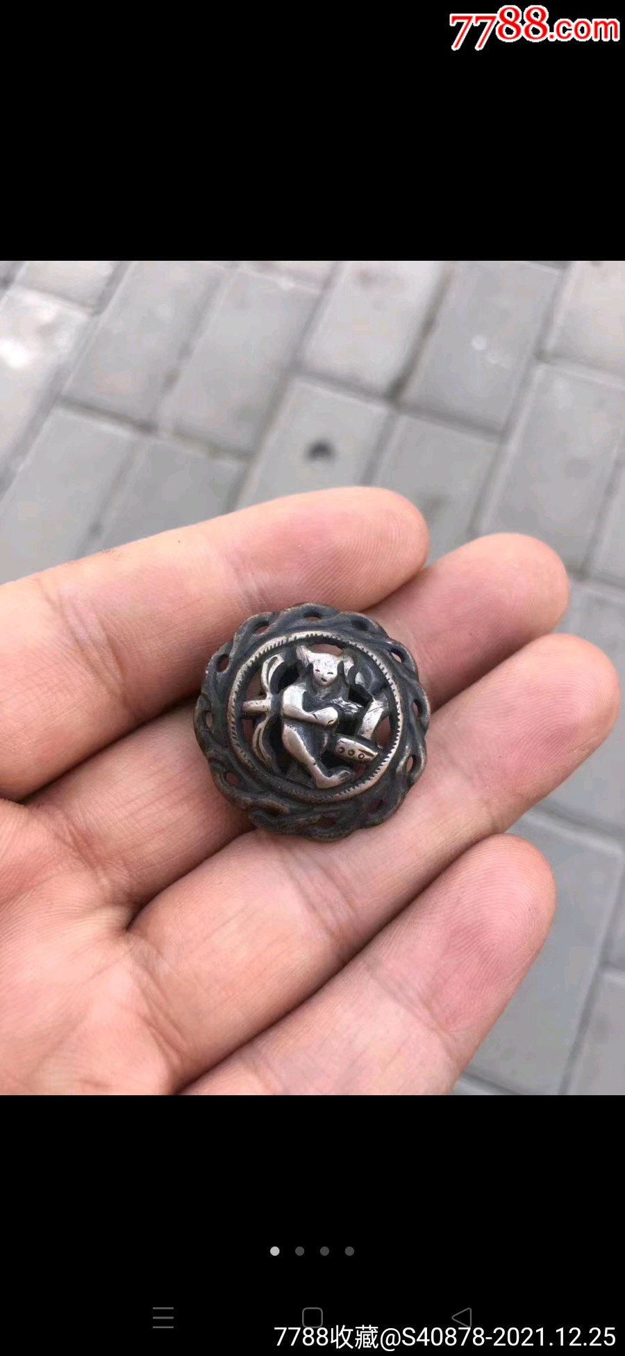 清代镂空人物银扣子