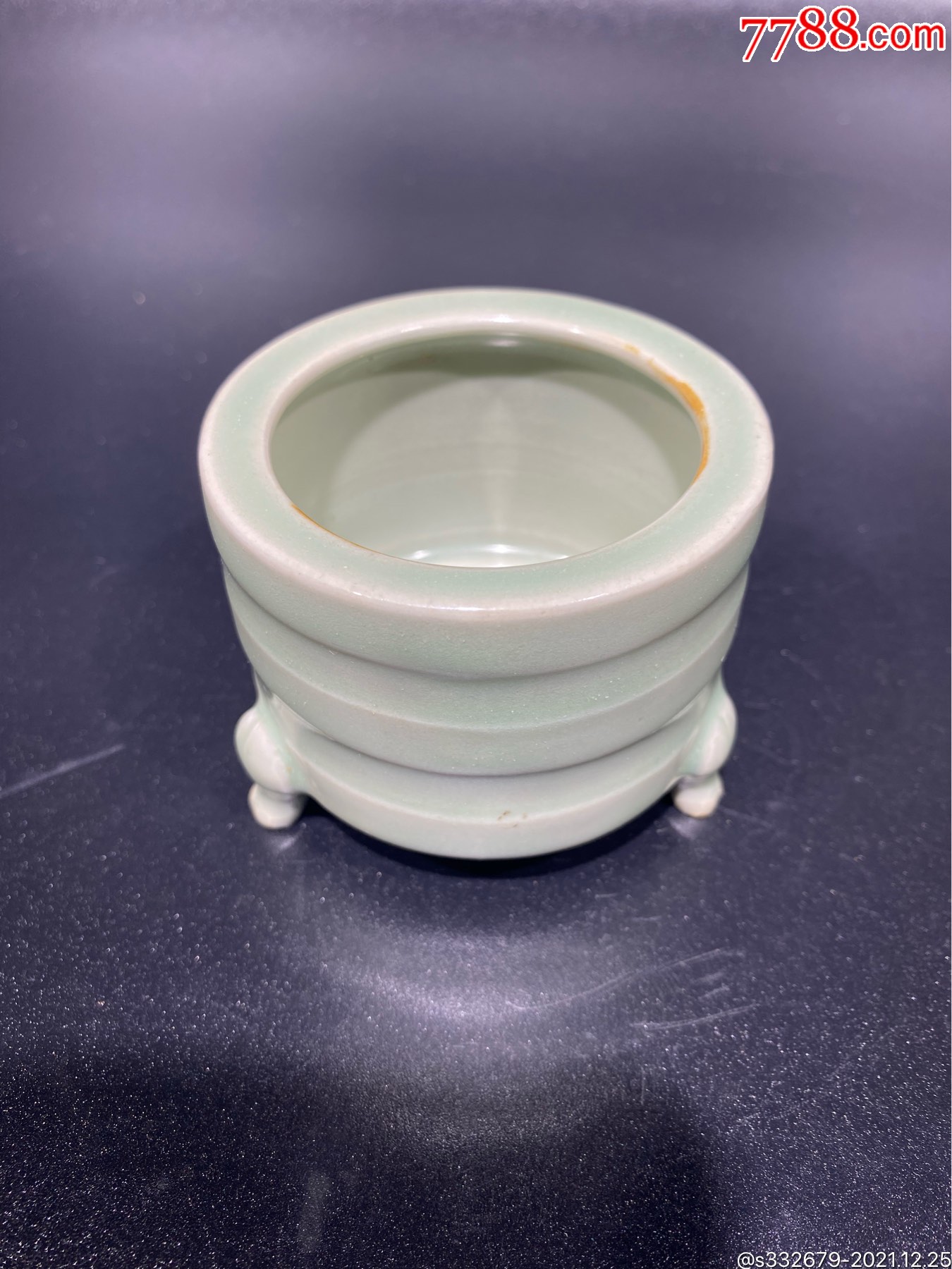 宋龙泉三足玄纹炉